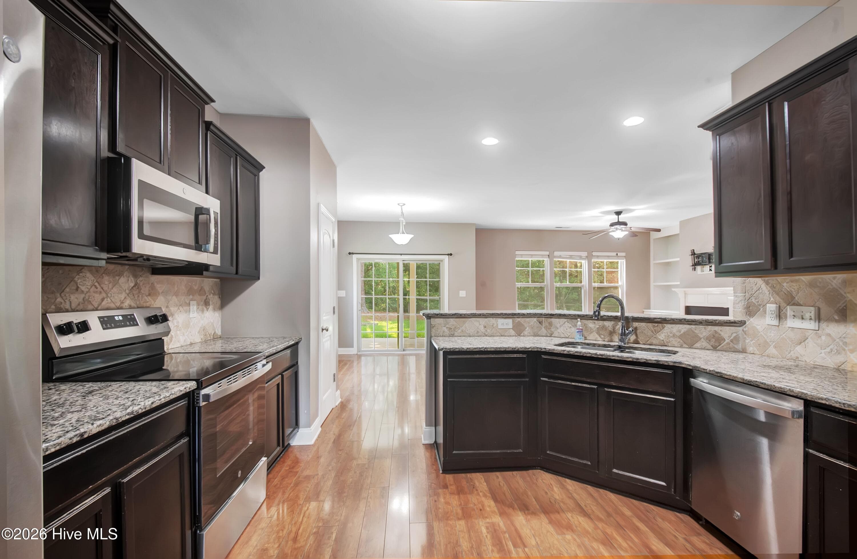 Single Family Residence at 105 Birdsong Court, Aberdeen, NC 28315, photo 8 of 40