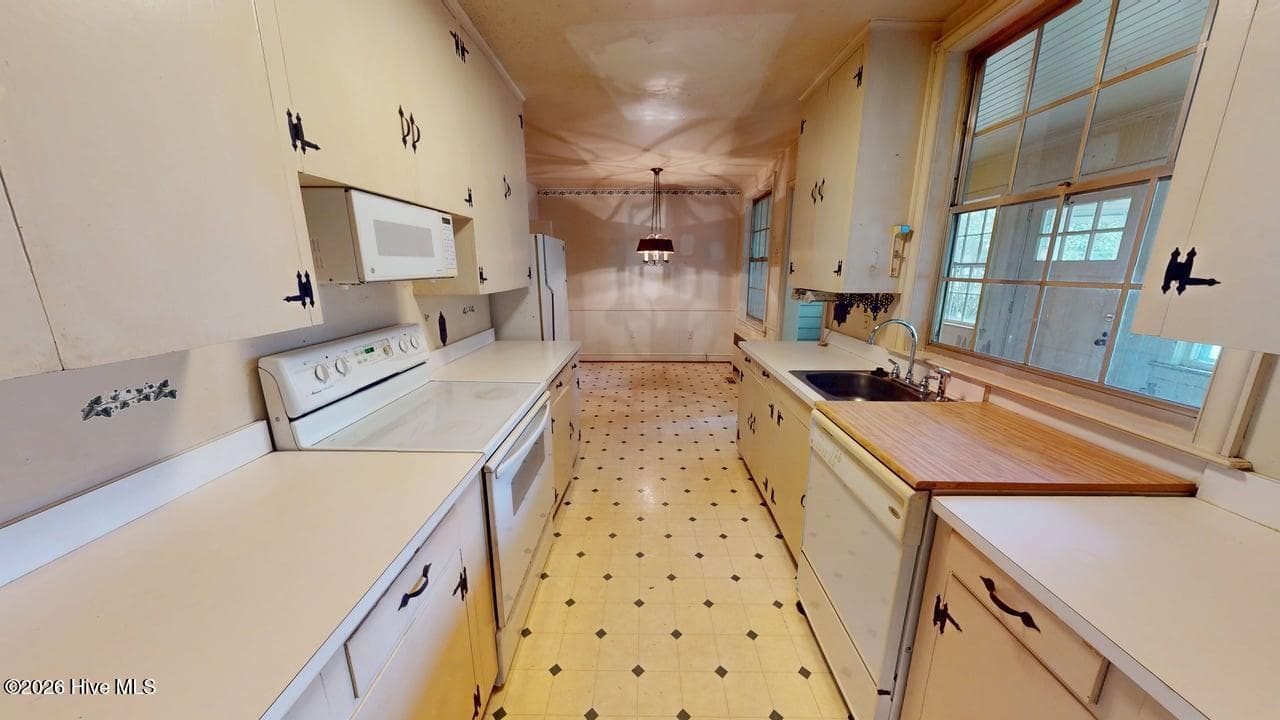 Single Family Residence at 808 W South Street W, Ahoskie, NC 27910, photo 9 of 50