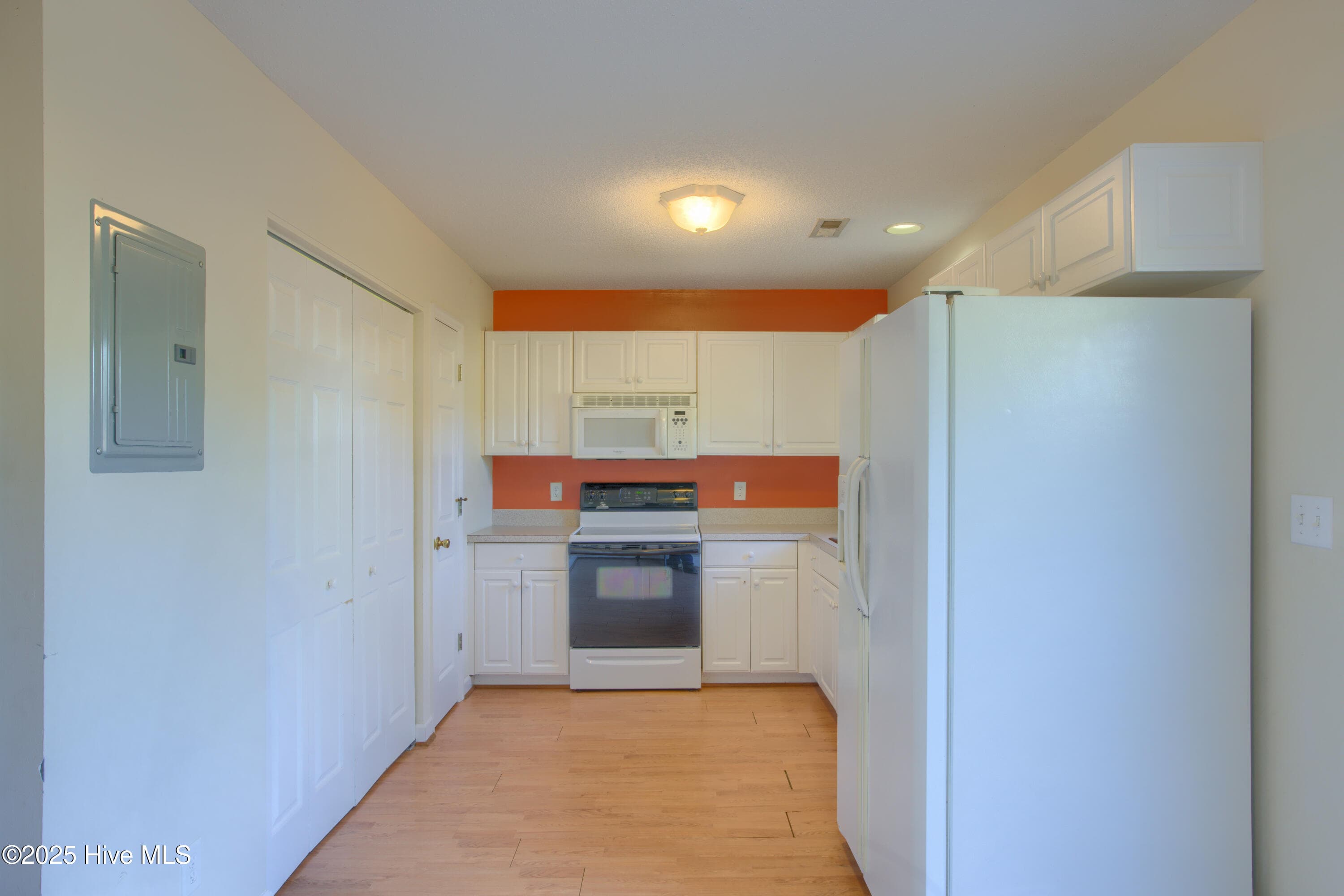 Townhouse at 113 Tillett Lane, Sneads Ferry, NC 28460, photo 9 of 29