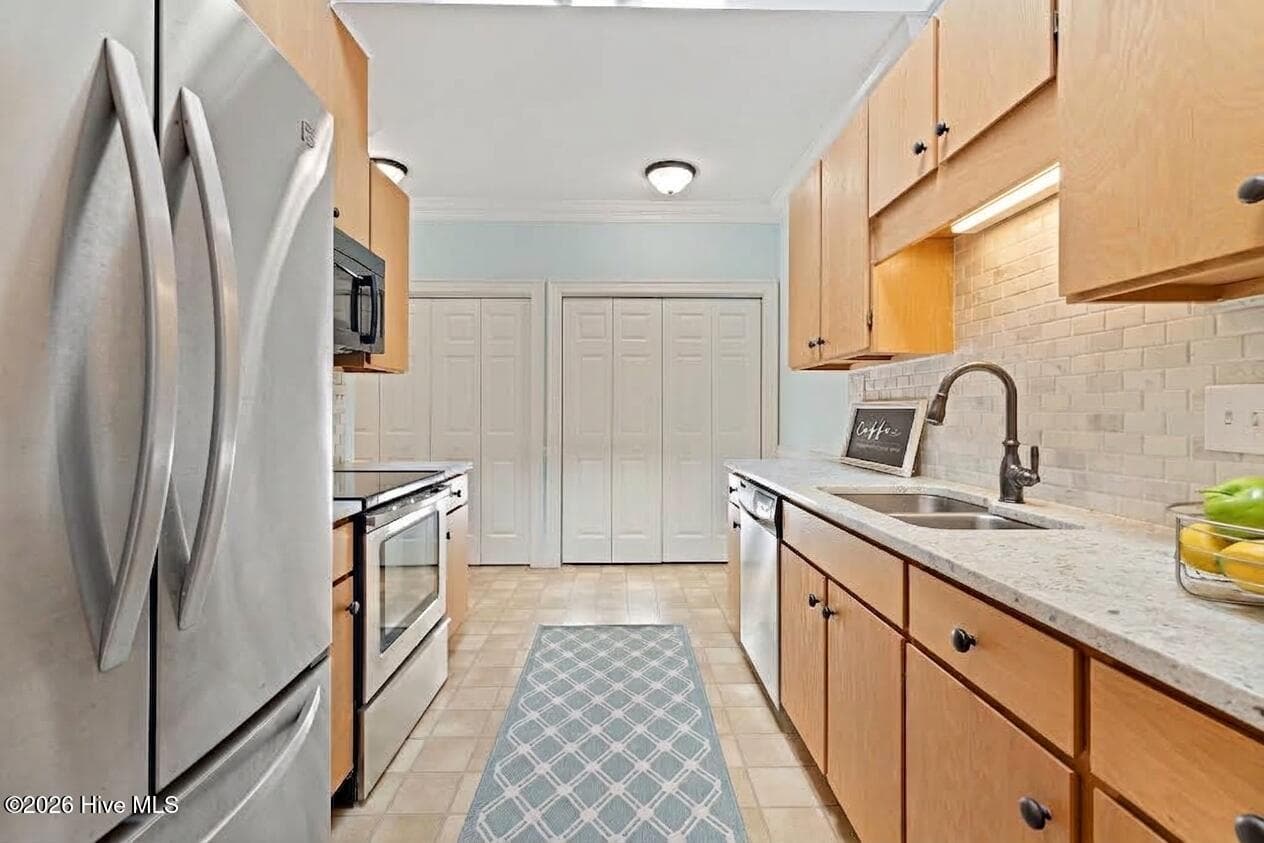 Granite counters, elegant tile backsplash, stainless appliances! - 8407 Wycombe Lane, Raleigh, NC 27615