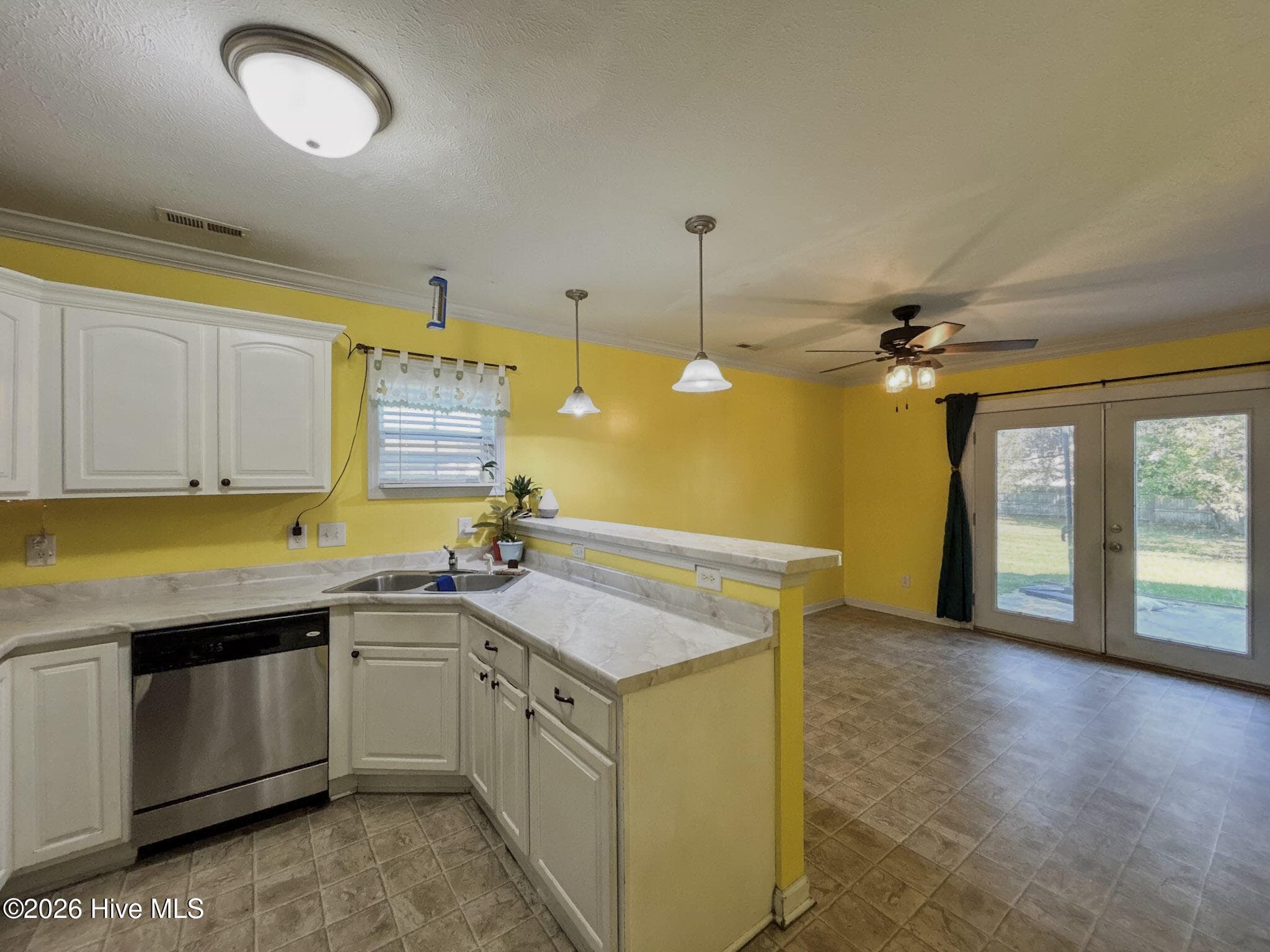 Single Family Residence at 305 Vito Court, Richlands, NC 28574, photo 11 of 83