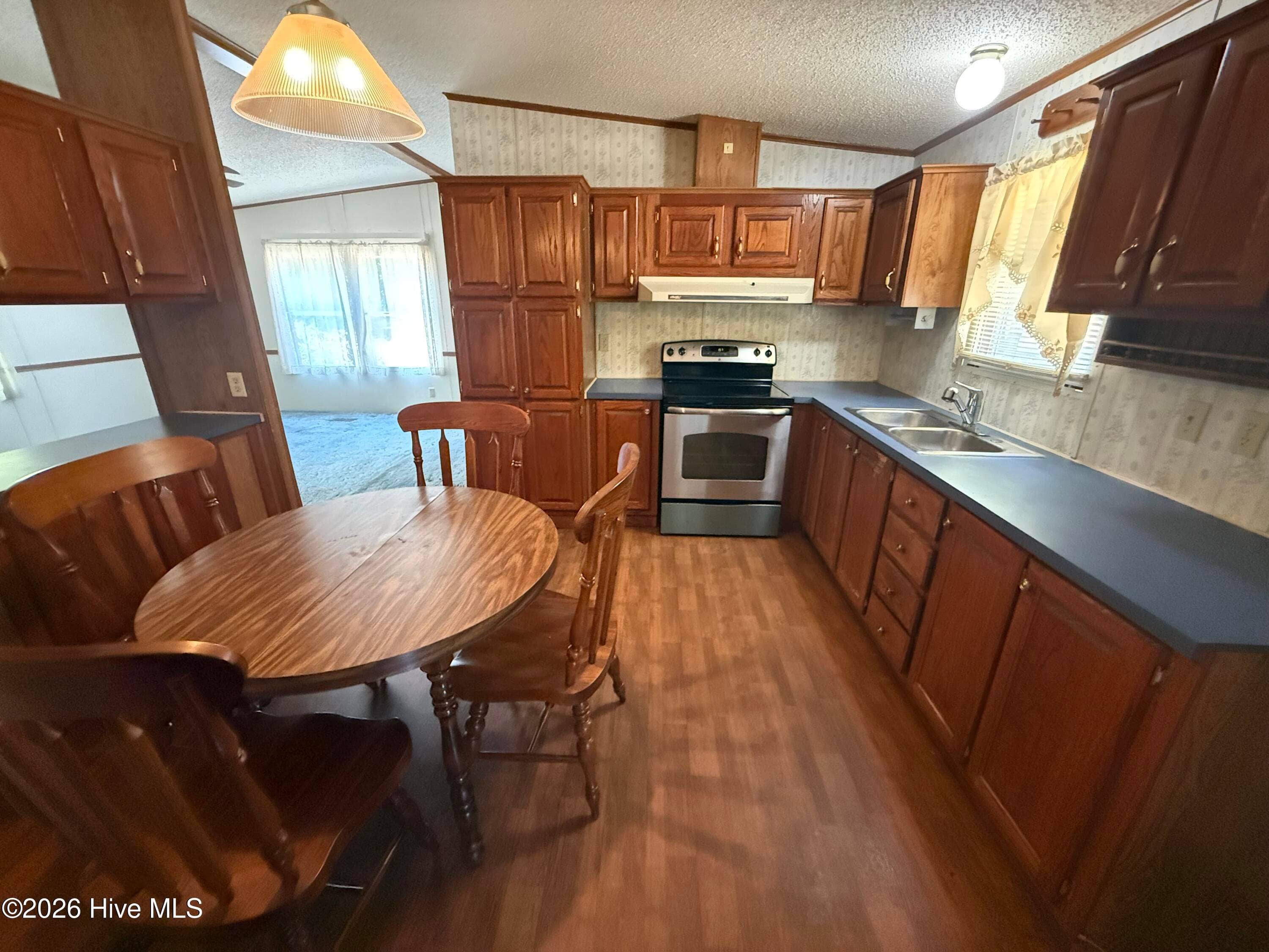 Manufactured Home at 9534 Us Highway 701 Highway, Elizabethtown, NC 28337, photo 6 of 19
