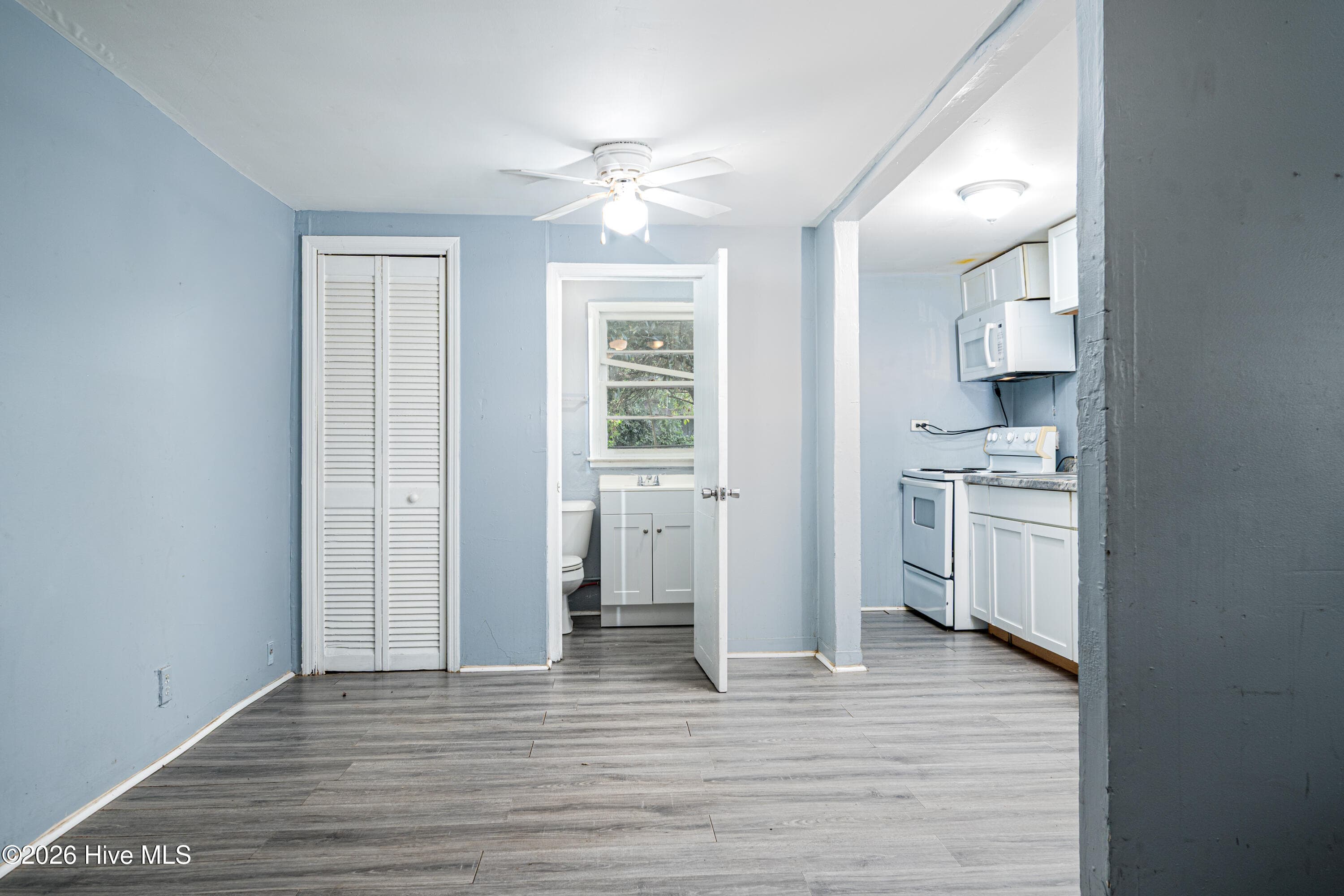 Single Family Residence at 1211 Bay Street, New Bern, NC 28560, photo 2 of 8