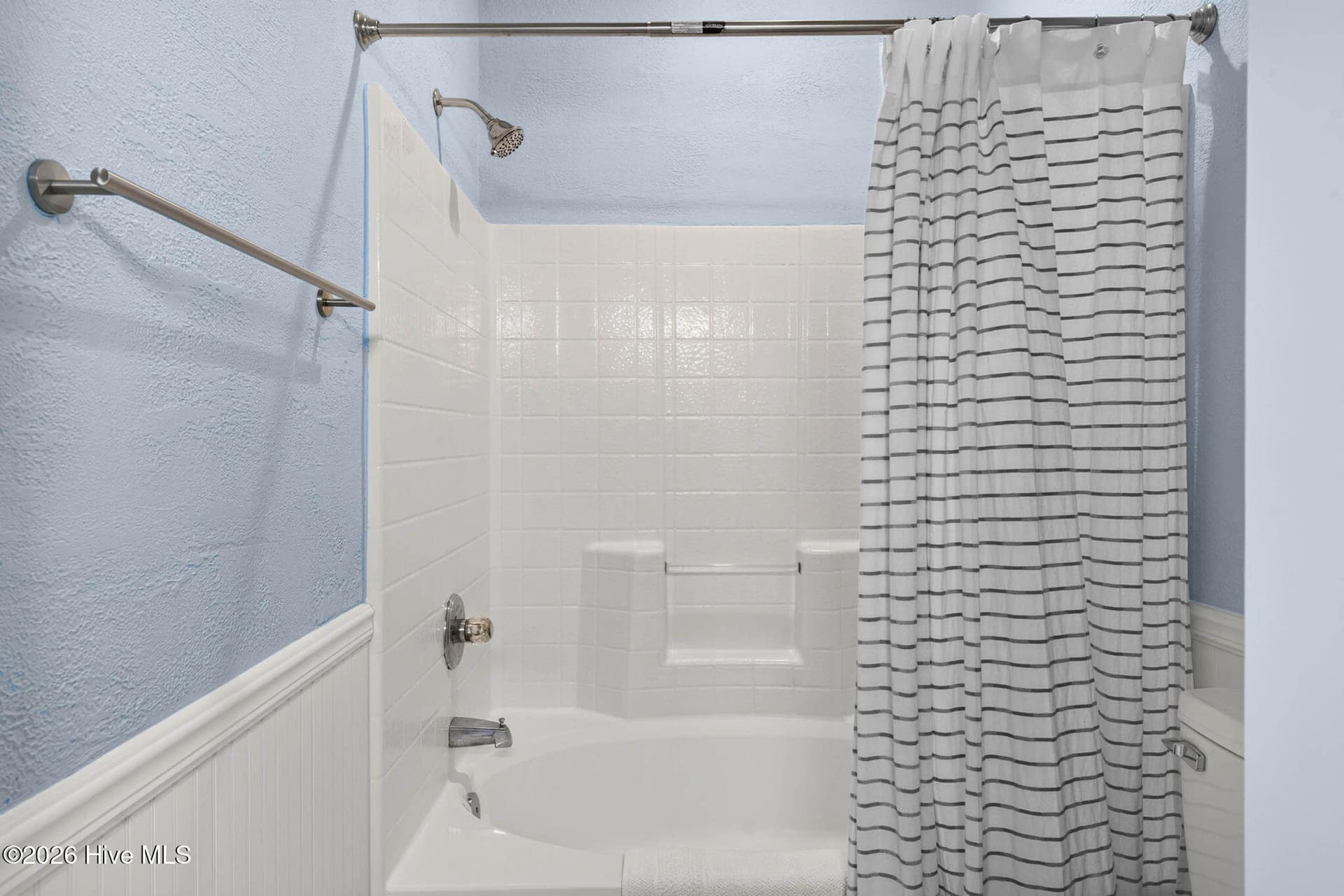 Primary Tub/Shower - 874 Great Egret Circle SW 7a, Sunset Beach, NC 28468