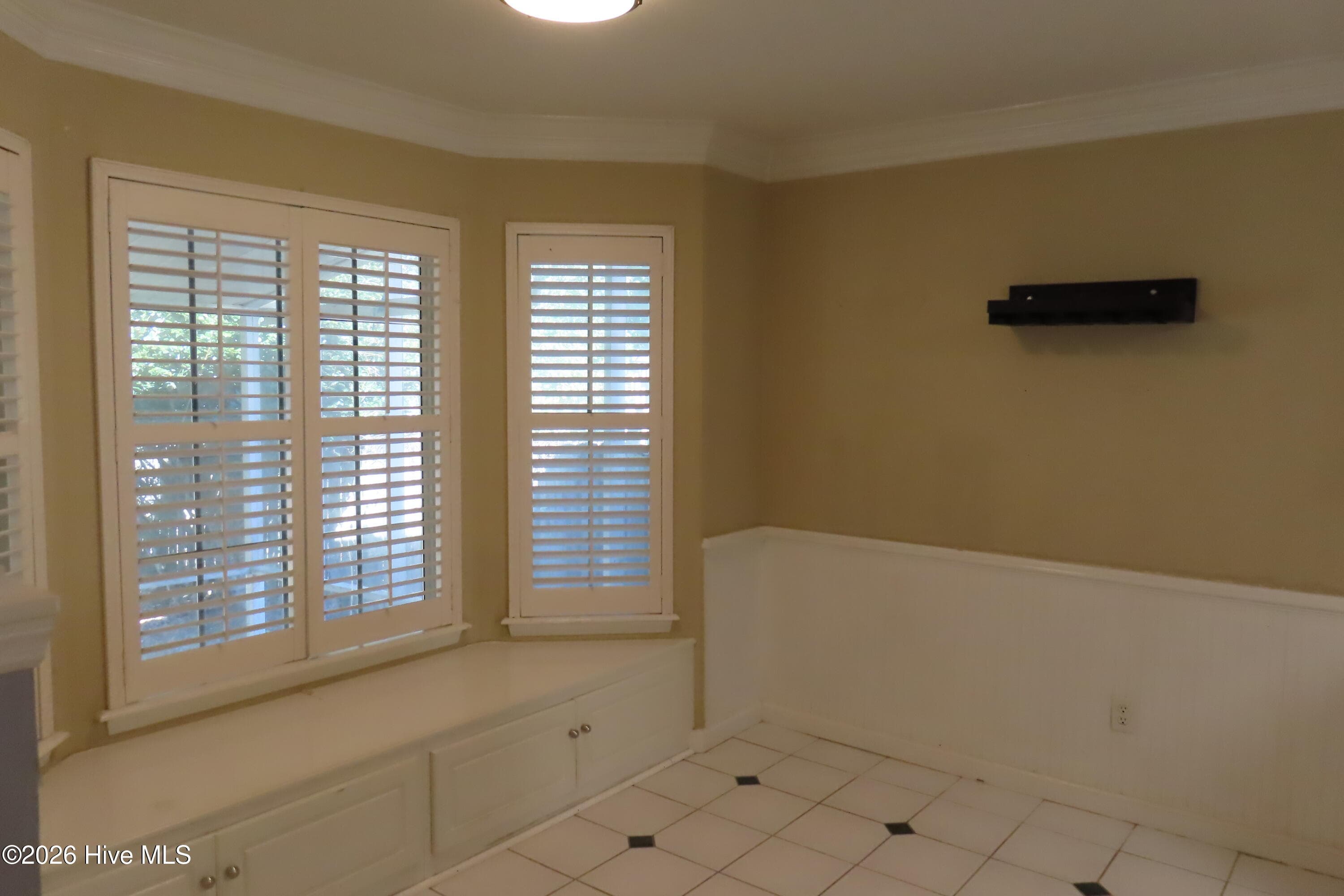 Breakfast Room with build in bench, wainscotting. - 492 Granite Point, Augusta, GA 30907