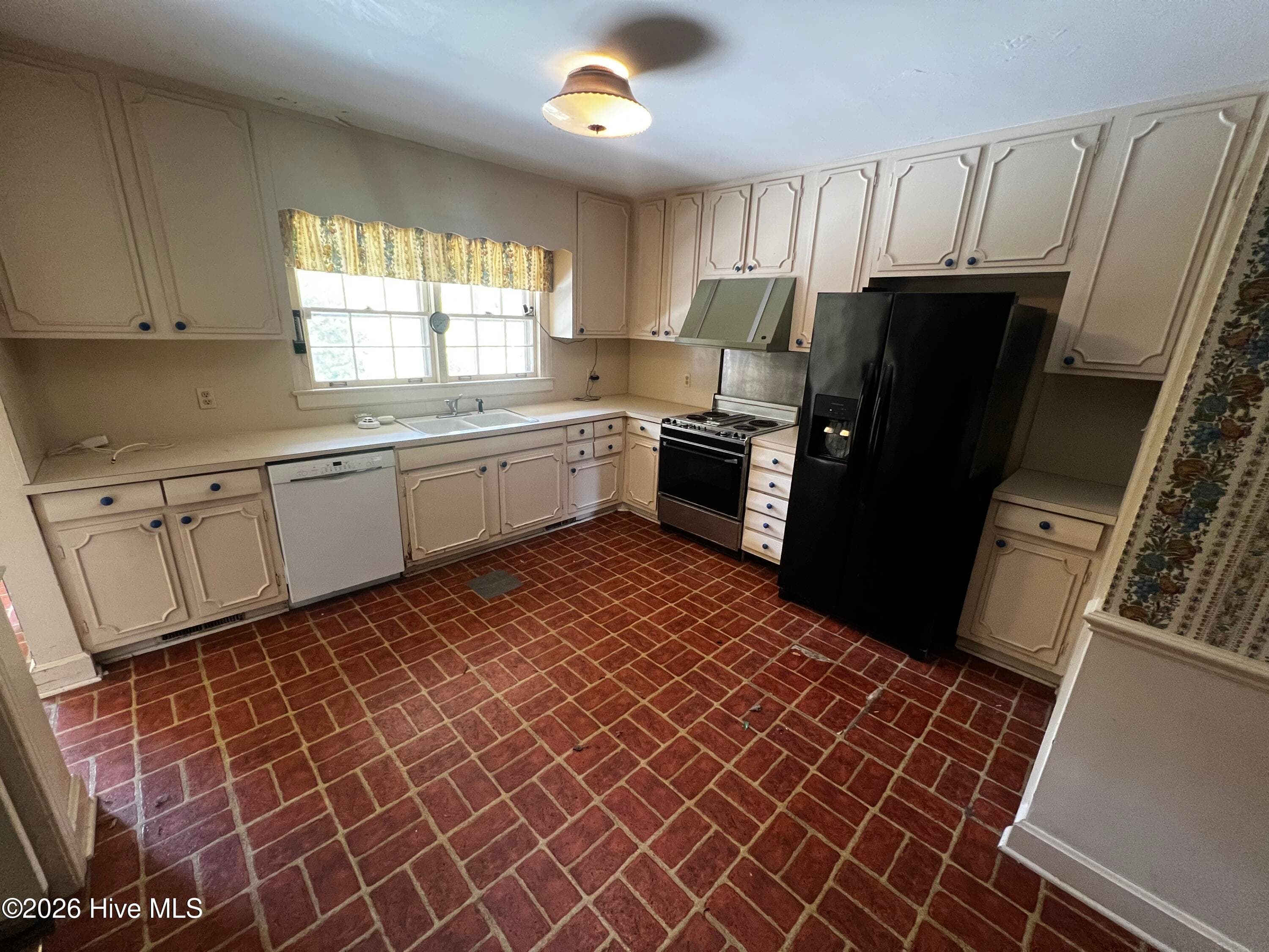 Single Family Residence at 308 Forest Hills Road NW, Wilson, NC 27896, photo 4 of 15