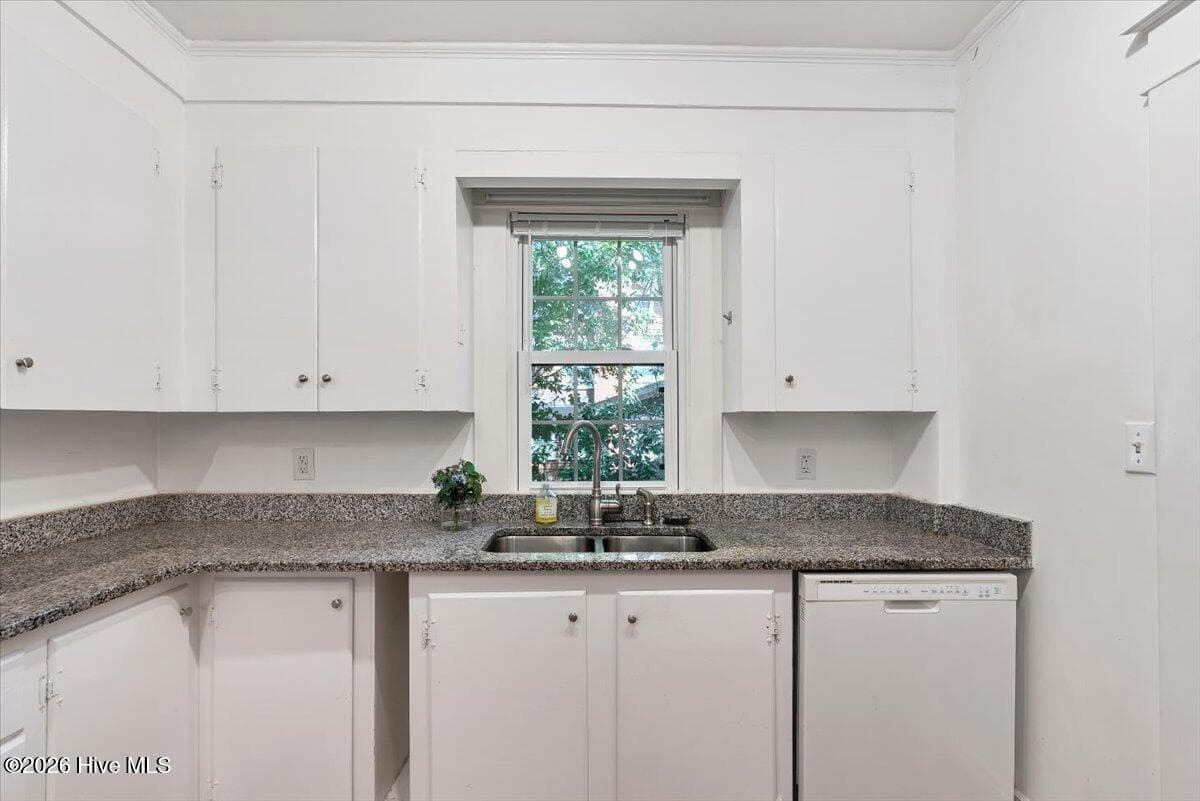 Single Family Residence at 160 N Ridge Street, Southern Pines, NC 28387, photo 13 of 66