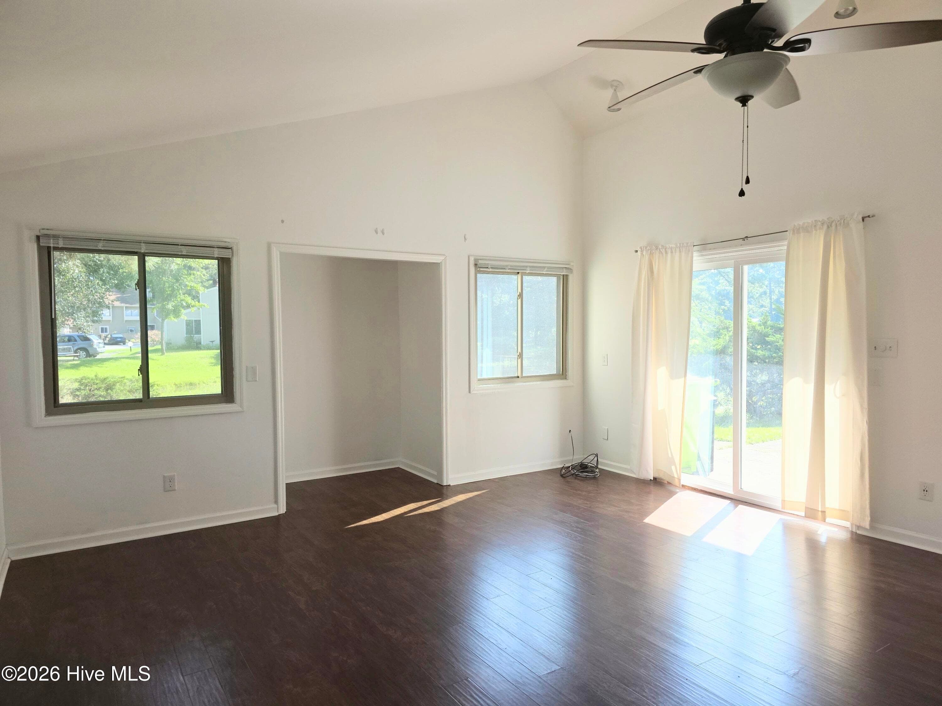 Townhouse at 114 Quarterdeck, New Bern, NC 28562, photo 11 of 33