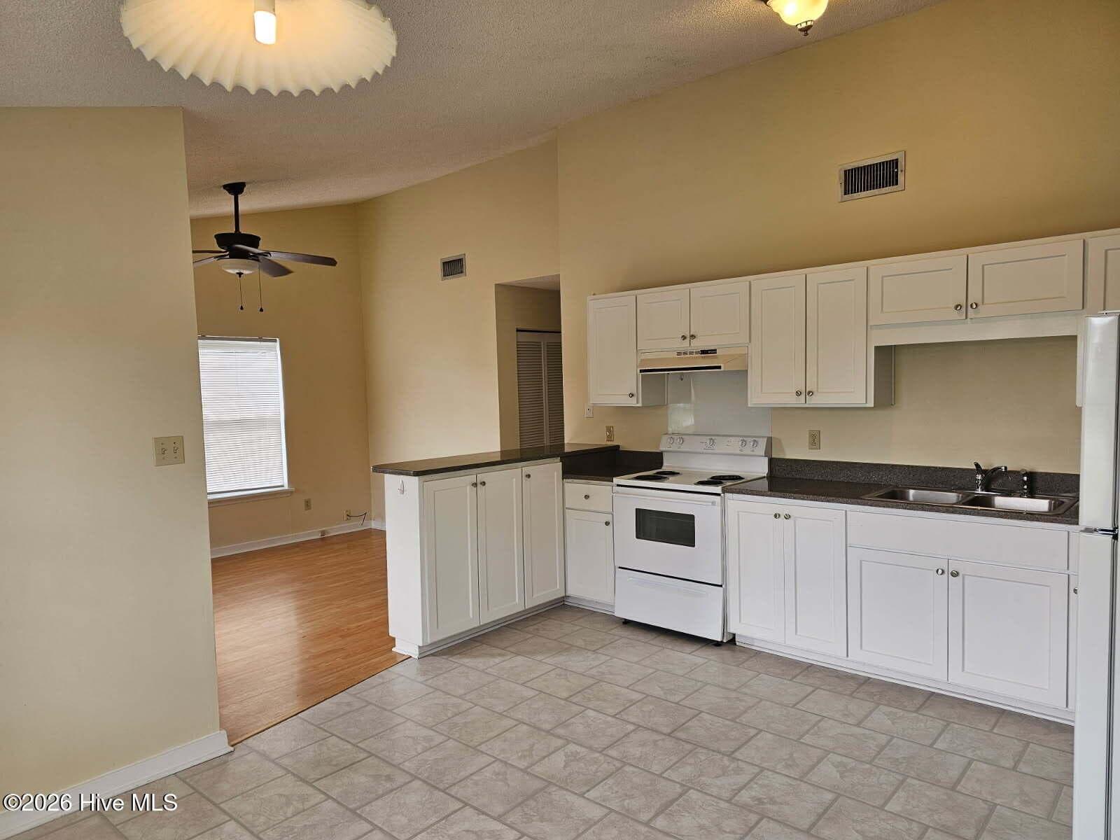 Single Family Residence at 3701 Dovefield Court, New Bern, NC 28560, photo 5 of 21