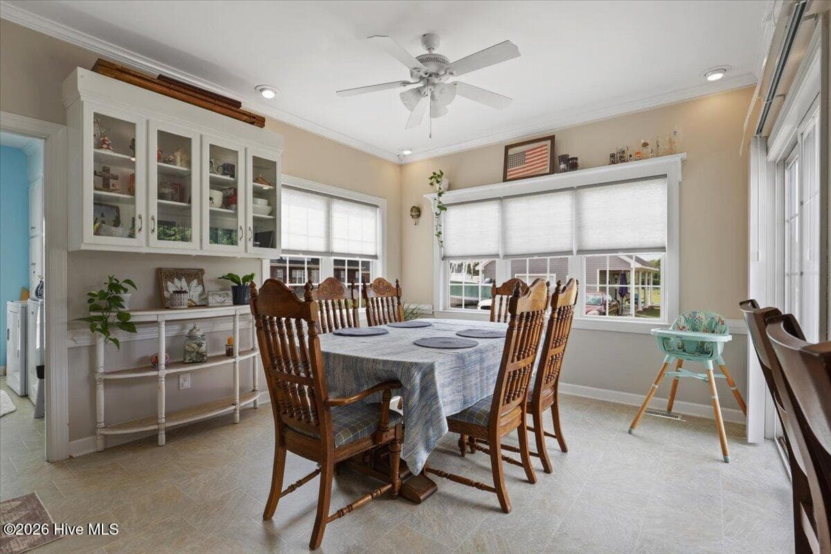 Large Breakfast area - 105 Pointe Drive, La Grange, NC 28551