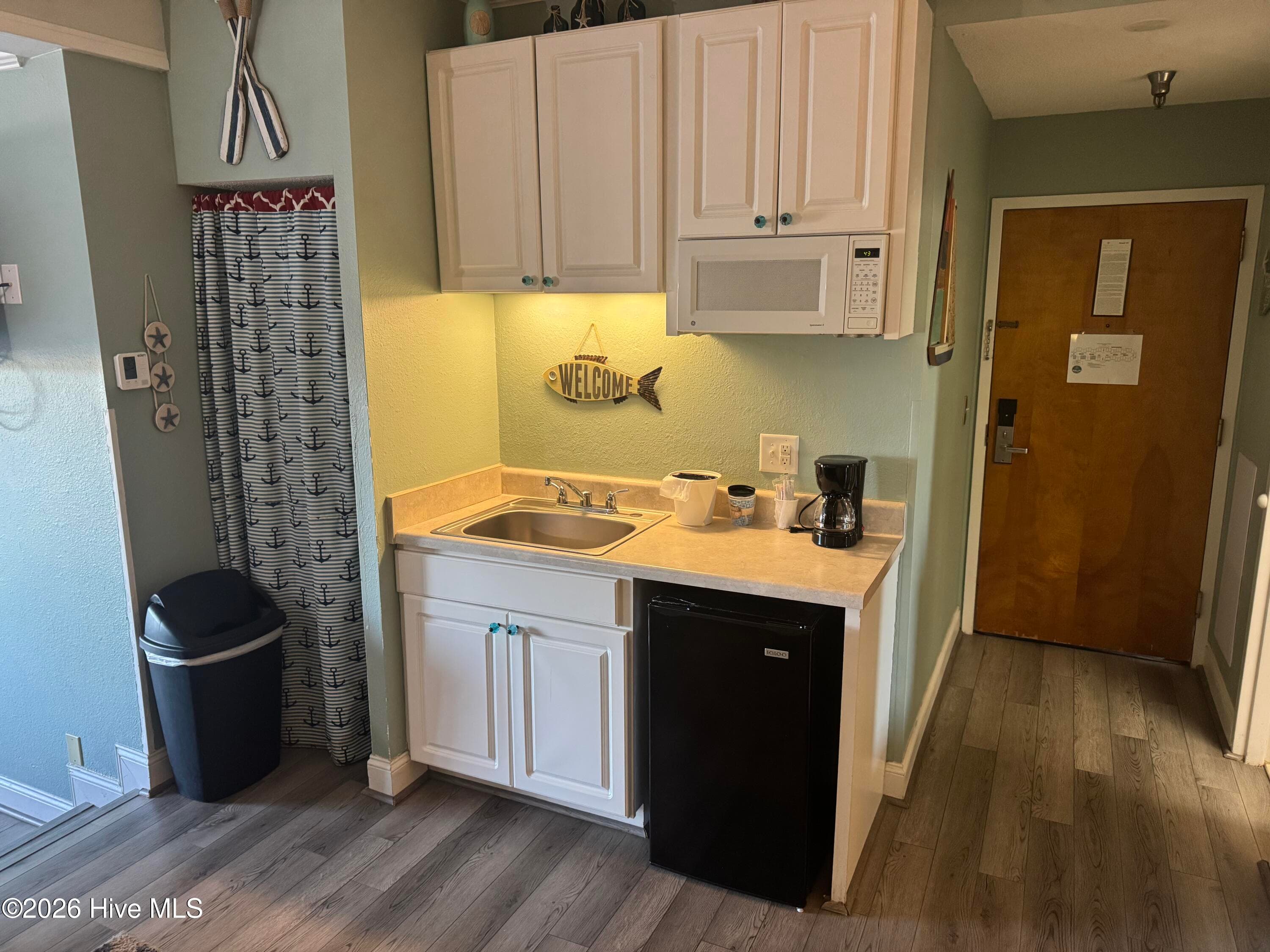 Kitchenette - 602 W Fort Macon Road 116, Atlantic Beach, NC 28512
