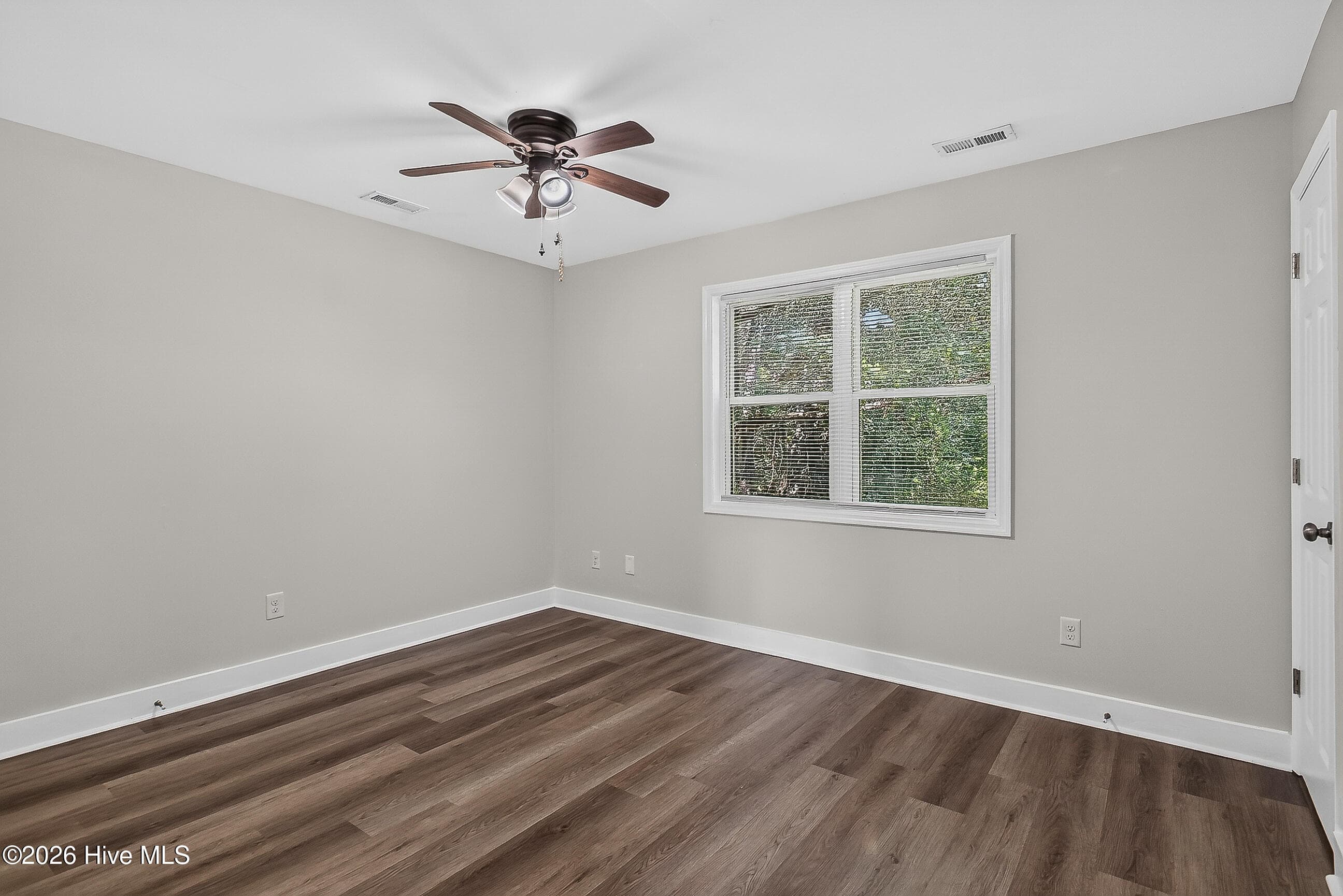Single Family Residence at 912 Laurel Lane, Jacksonville, NC 28546, photo 6 of 35