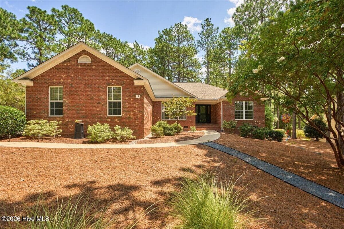 Single Family Residence at 3 Oak Tree Lane, Pinehurst, NC 28374, photo 2 of 59