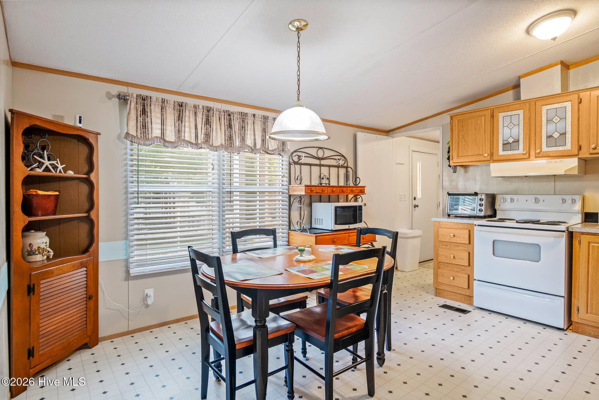 Manufactured Home at 1989 Scotch Sea Lane SW, Supply, NC 28462, photo 7 of 49