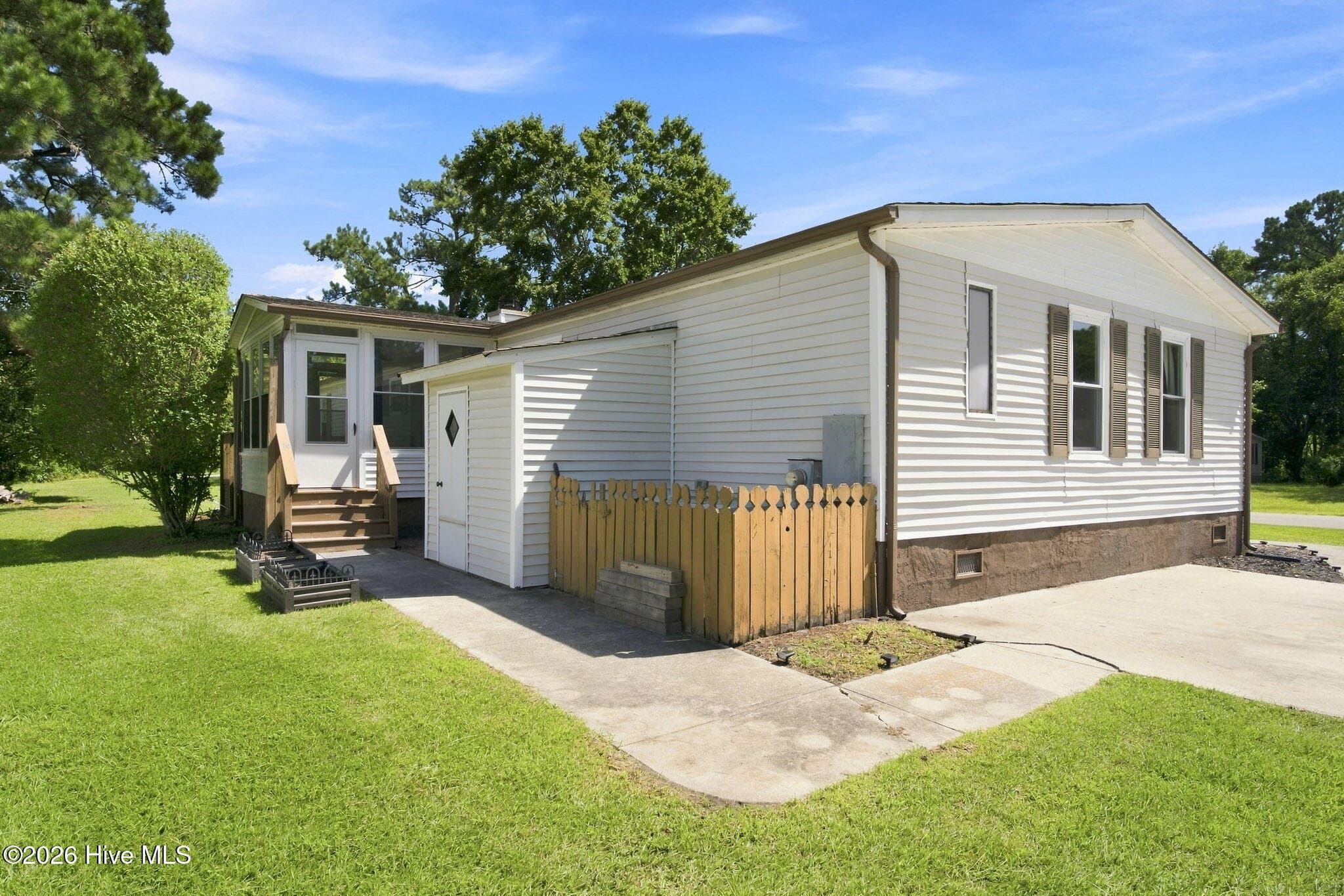 Manufactured Home at 900 Lighthouse Court, Hampstead, NC 28443, photo 37 of 44