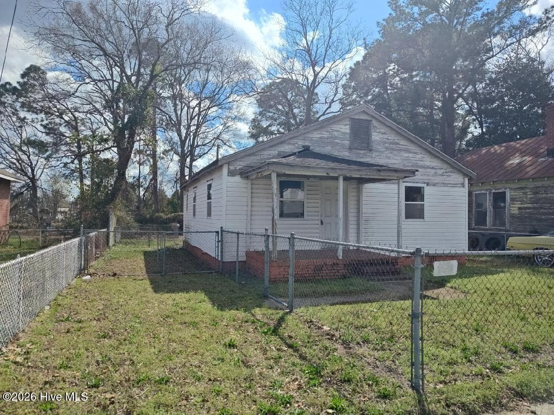 Single Family Residence at 317 E Peyton Avenue, Kinston, NC 28501, photo 3 of 10