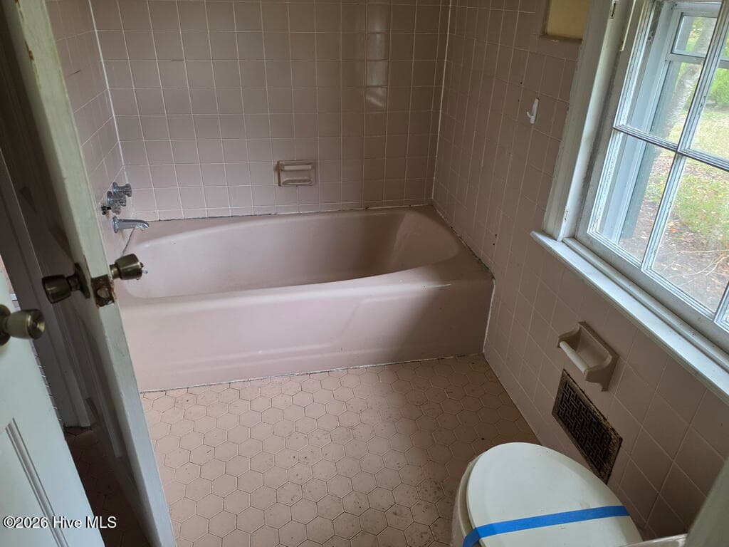 Single Family Residence at 2211 Tanglewood Drive, Kinston, NC 28504, photo 12 of 15
