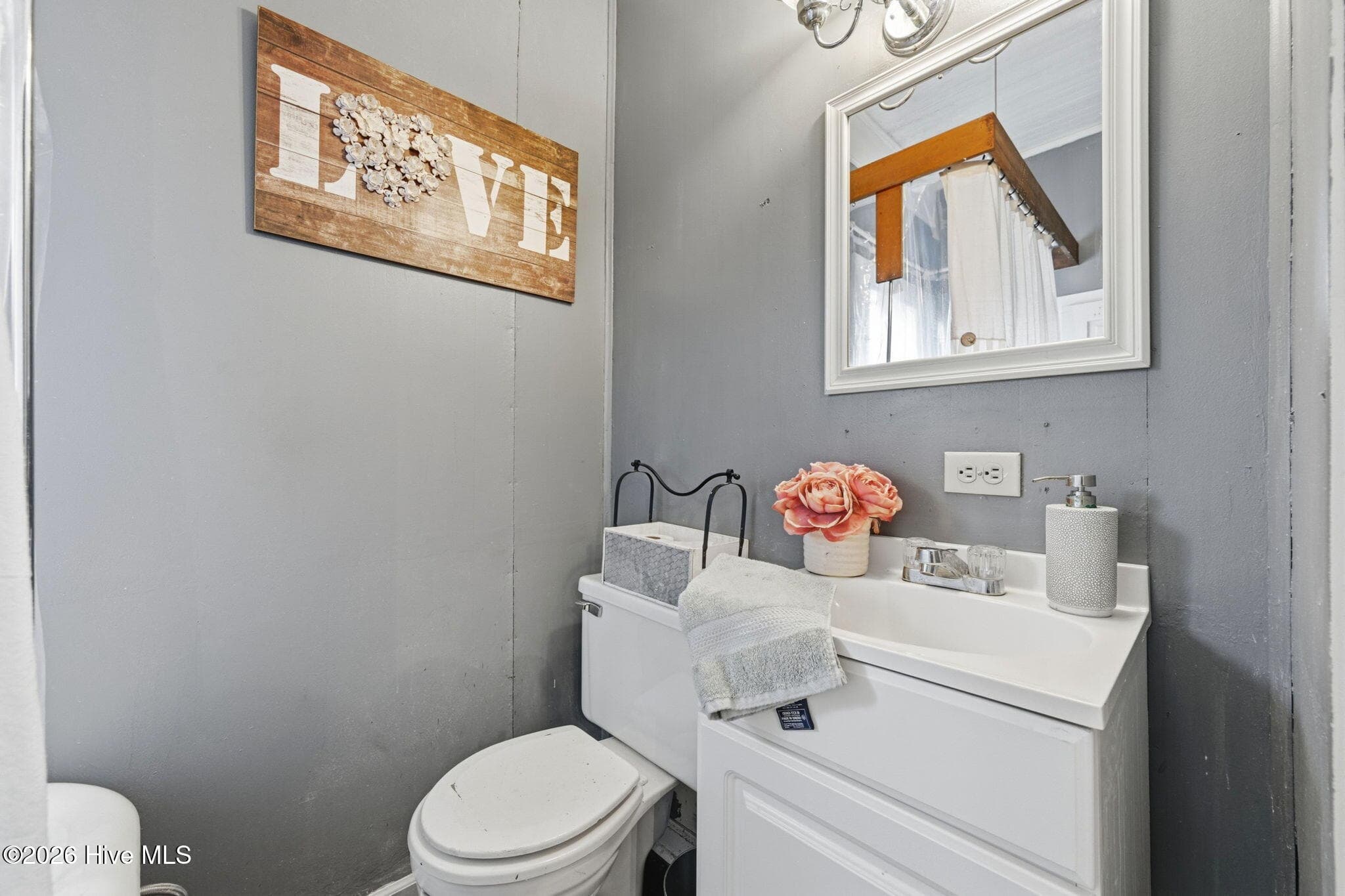 Upstairs bathroom - 105 E Hargett Street, Richlands, NC 28574