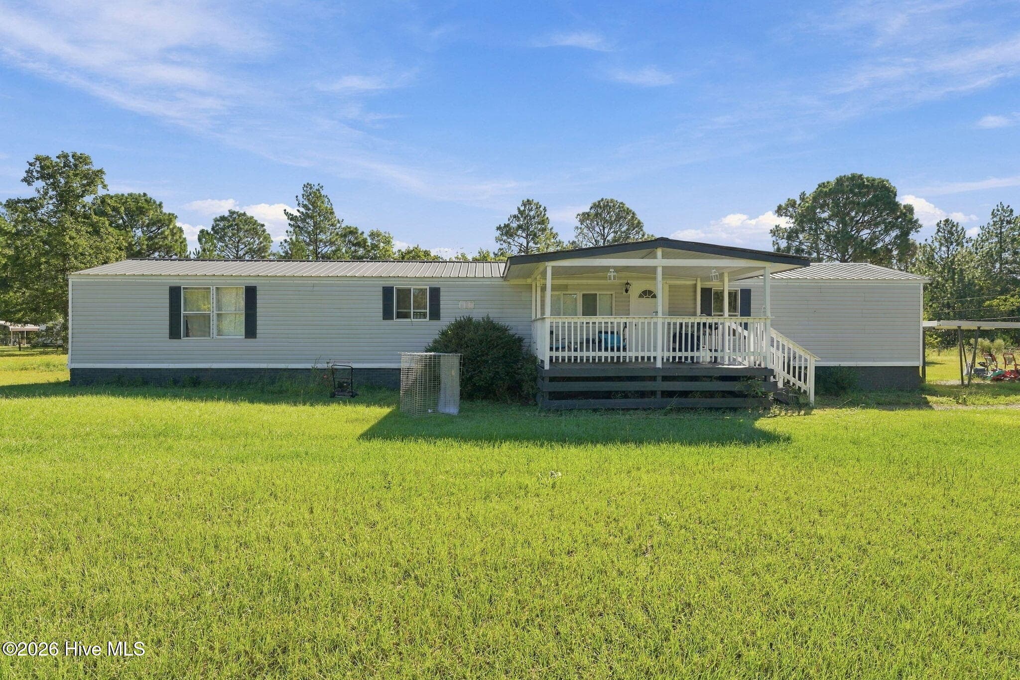 Manufactured Home at 135 Meadow Lane, Hamlet, NC 28345, photo 4 of 38