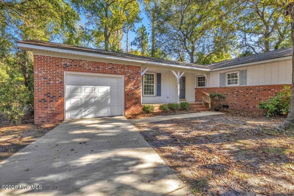 Single Family Residence at 5105 Belgrave Circle, Wilmington, NC 28403, photo 2 of 37