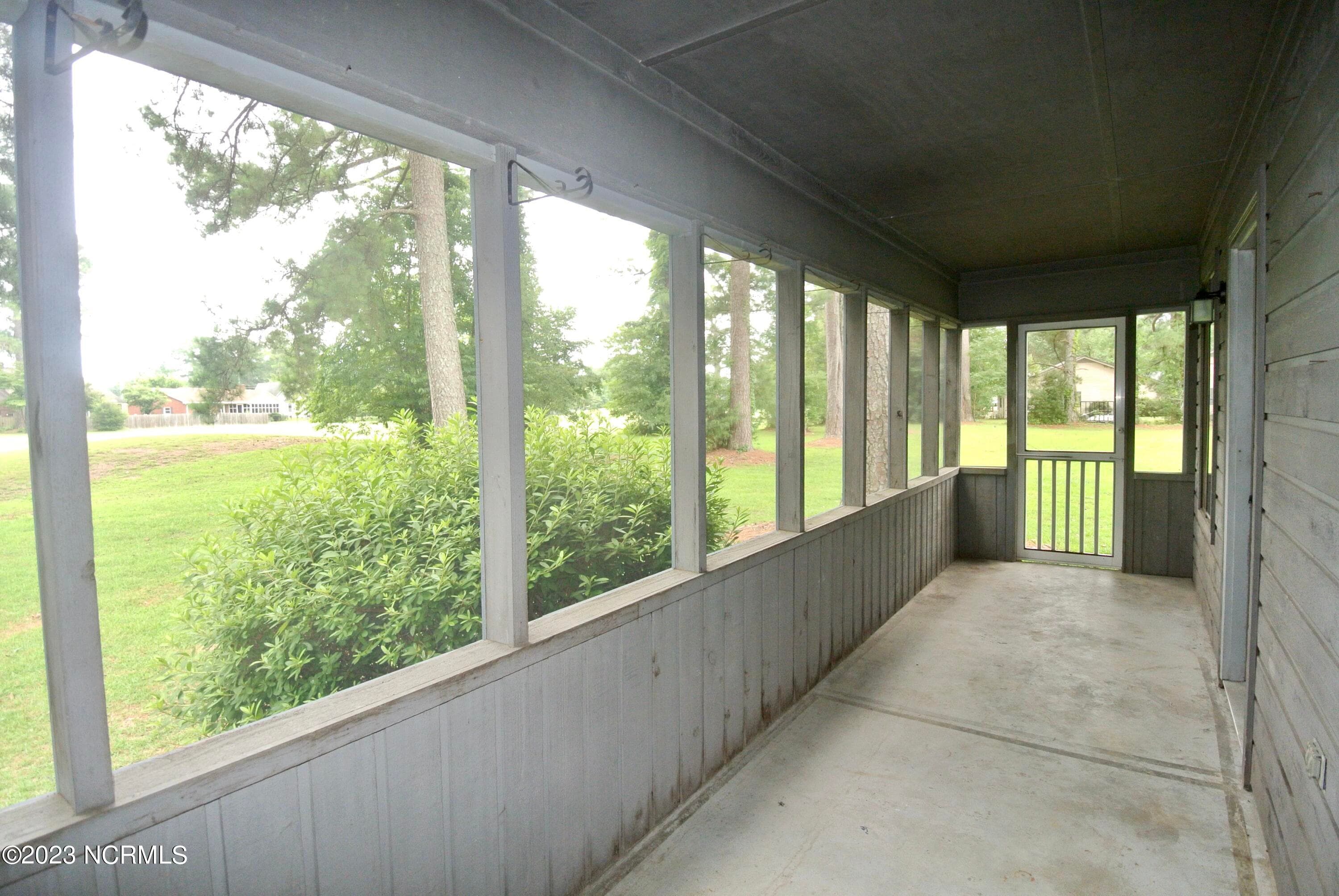 Screened-in back porch - 2 Linksiders Road, New Bern, NC 28562