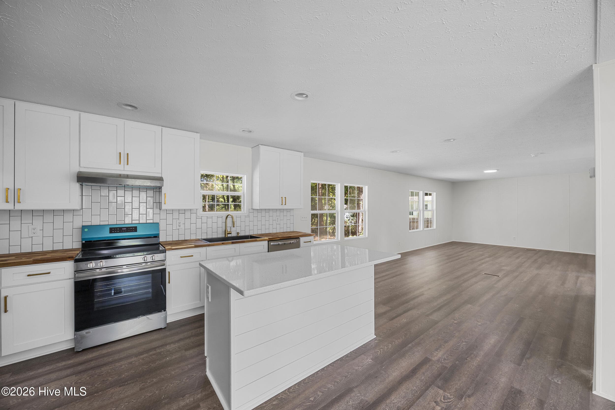 Manufactured Home at 2025 Teresa Drive, Castle Hayne, NC 28429, photo 13 of 40