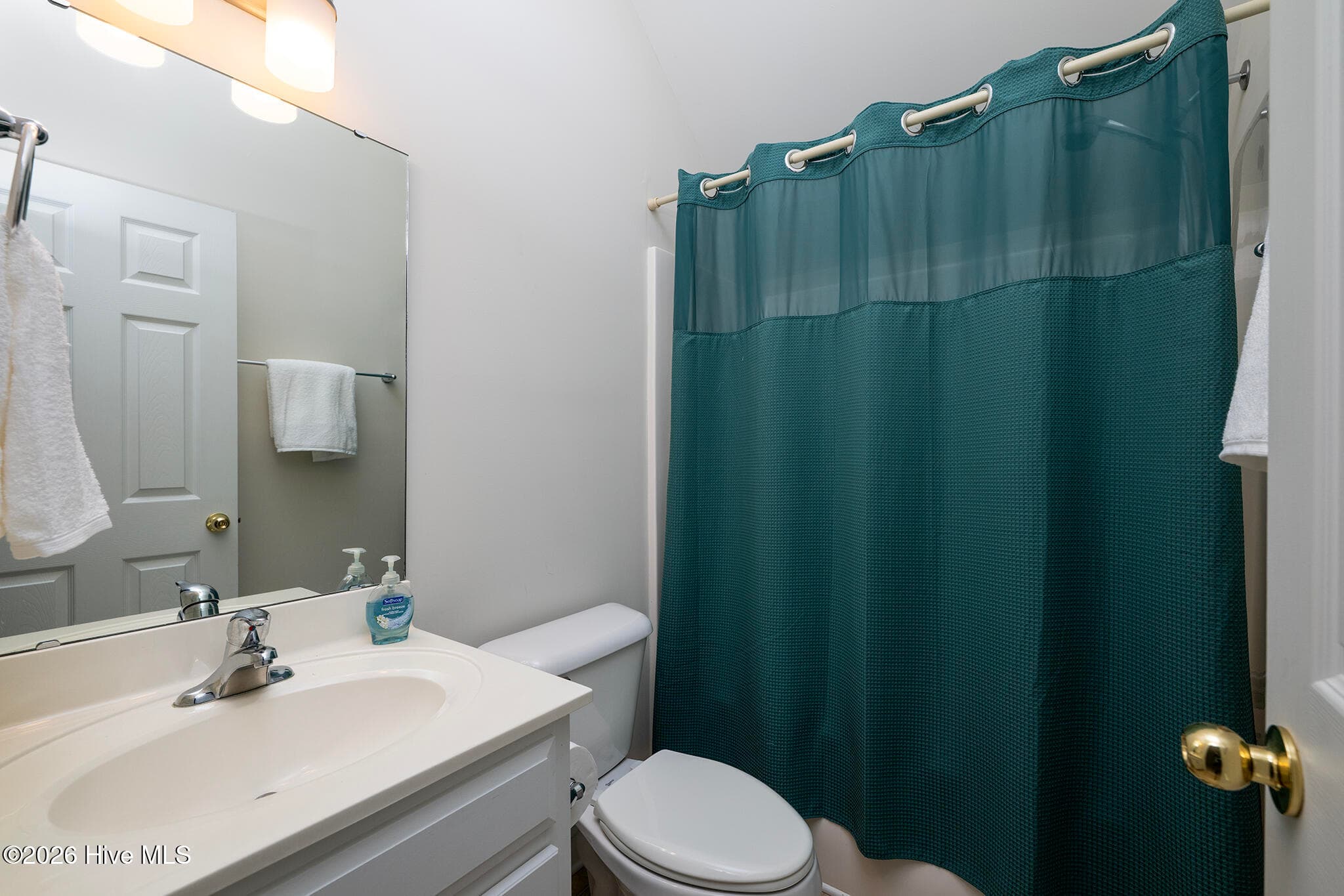 Upstairs Bathroom - 168 Laura Drive, New Bern, NC 28562