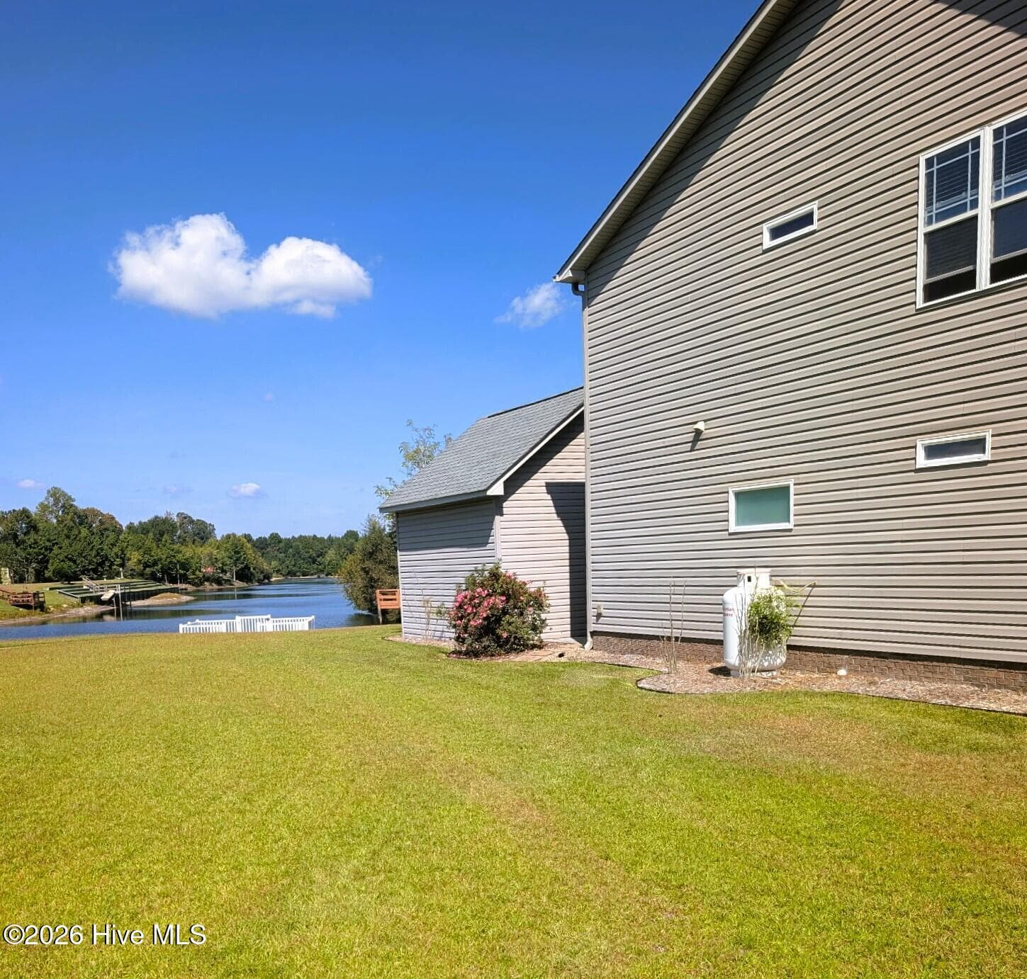 Single Family Residence at 307 Antioch Lakes Road, New Bern, NC 28560, photo 7 of 87