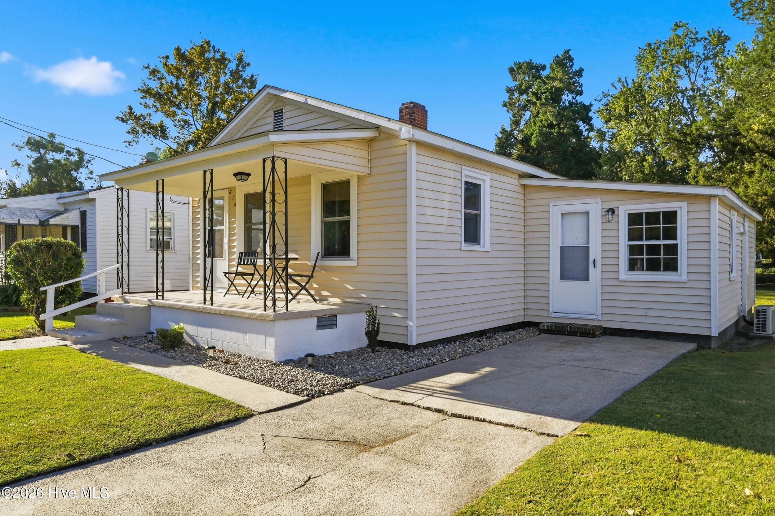 Single Family Residence at 614 W 10th Street, Washington, NC 27889, photo 7 of 26