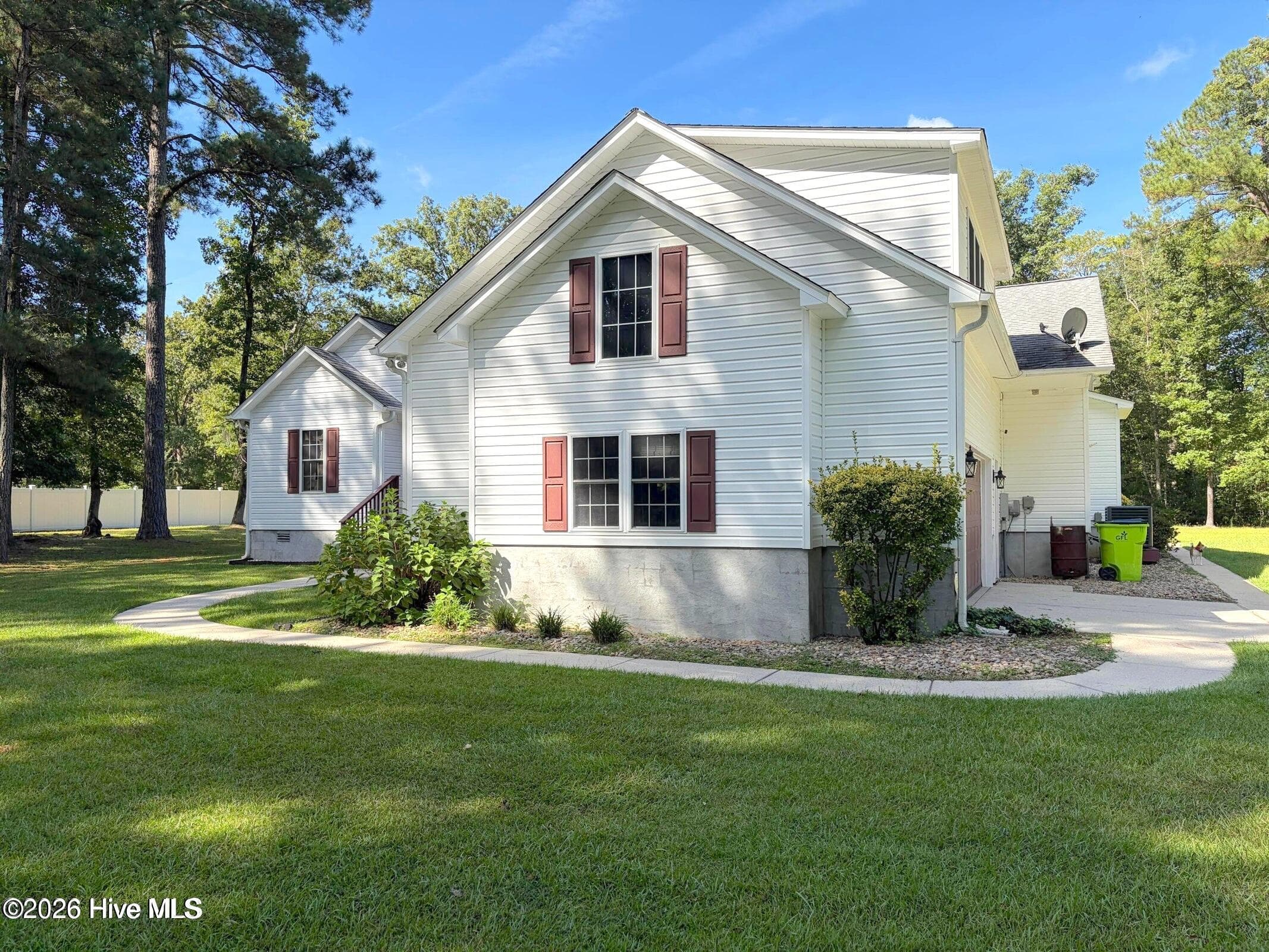 Single Family Residence at 900 Perrytown Road, New Bern, NC 28562, photo 8 of 84