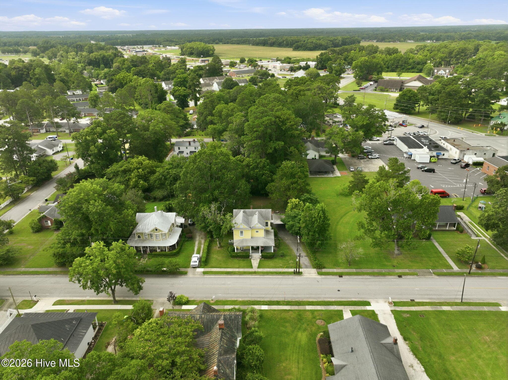 Minute walk to the park, church, ice cream and shopping - 105 E Hargett Street, Richlands, NC 28574