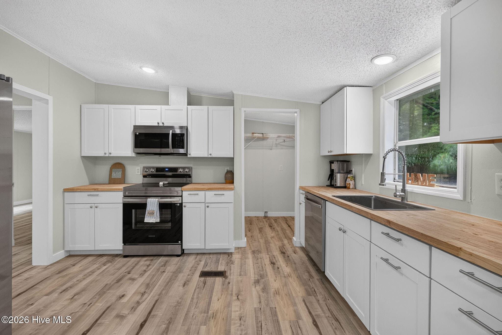 Manufactured Home at 145 Bellhammon Forest Drive, Rocky Point, NC 28457, photo 10 of 43