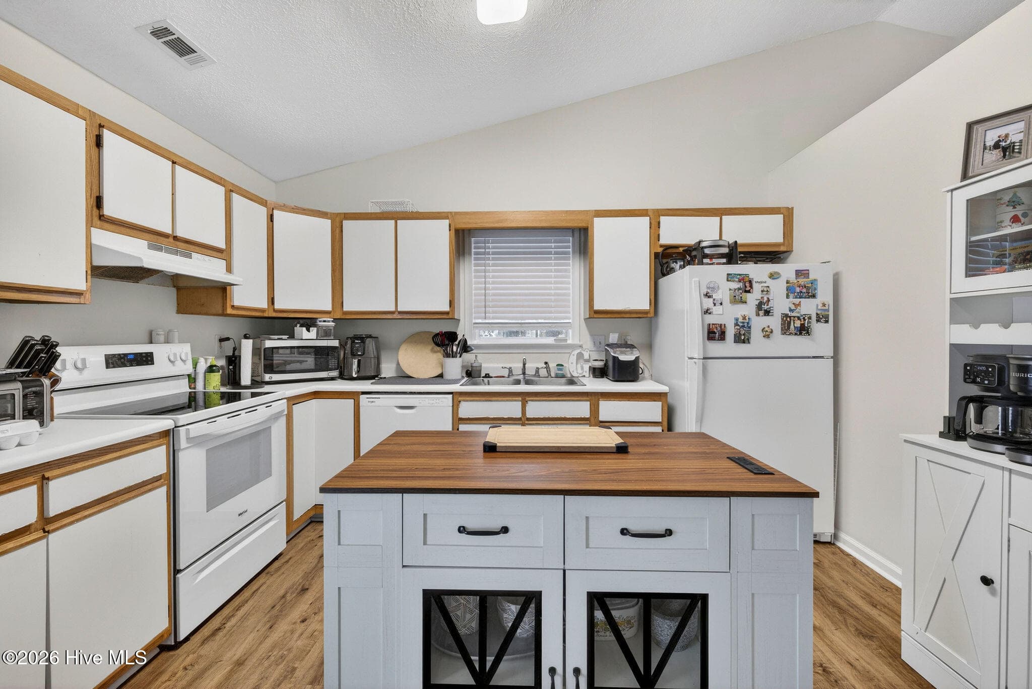 Single Family Residence at 400 Beasley Road, Wilmington, NC 28409, photo 6 of 21