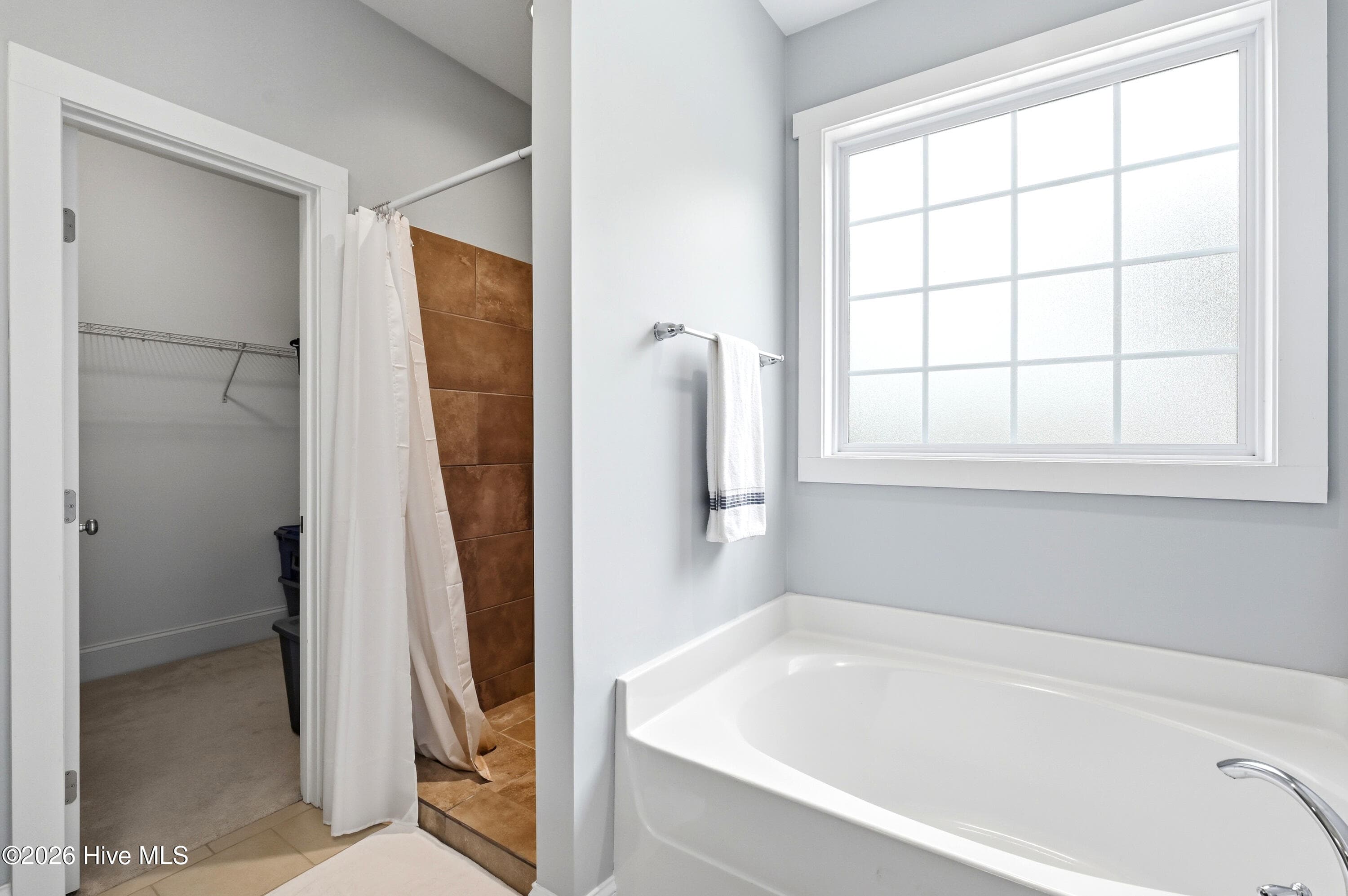Primary en-suite Garden Tub & Shower - 100 Hickory Circle, Hampstead, NC 28443