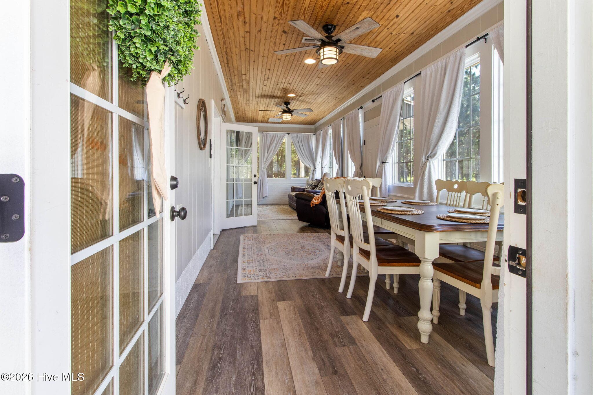 Currently Living and Dining - 727 Mount Olive Road, Bladenboro, NC 28320