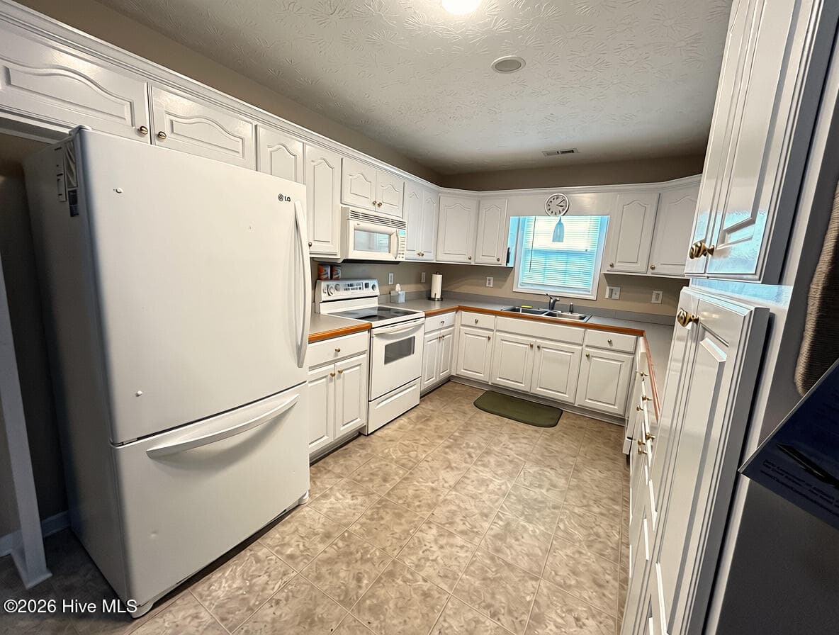 Single Family Residence at 4111 Yarmouth Road, New Bern, NC 28562, photo 15 of 30