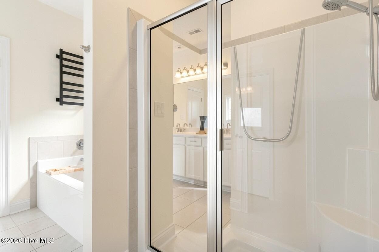 Walk in shower - 2019 Tarpon Trail, New Bern, NC 28562
