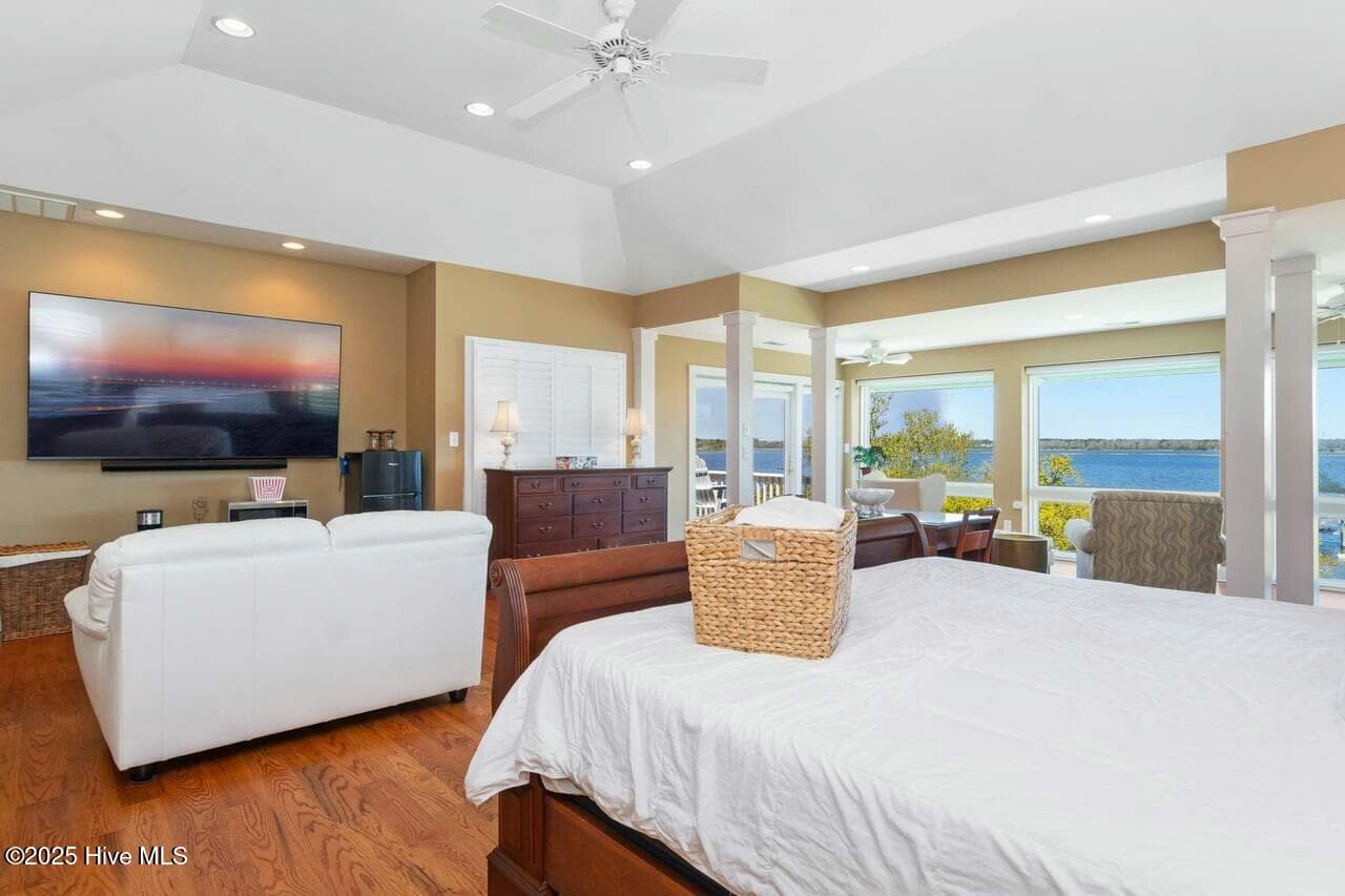 Master BR Suite - 7012 Sound Drive, Emerald Isle, NC 28594