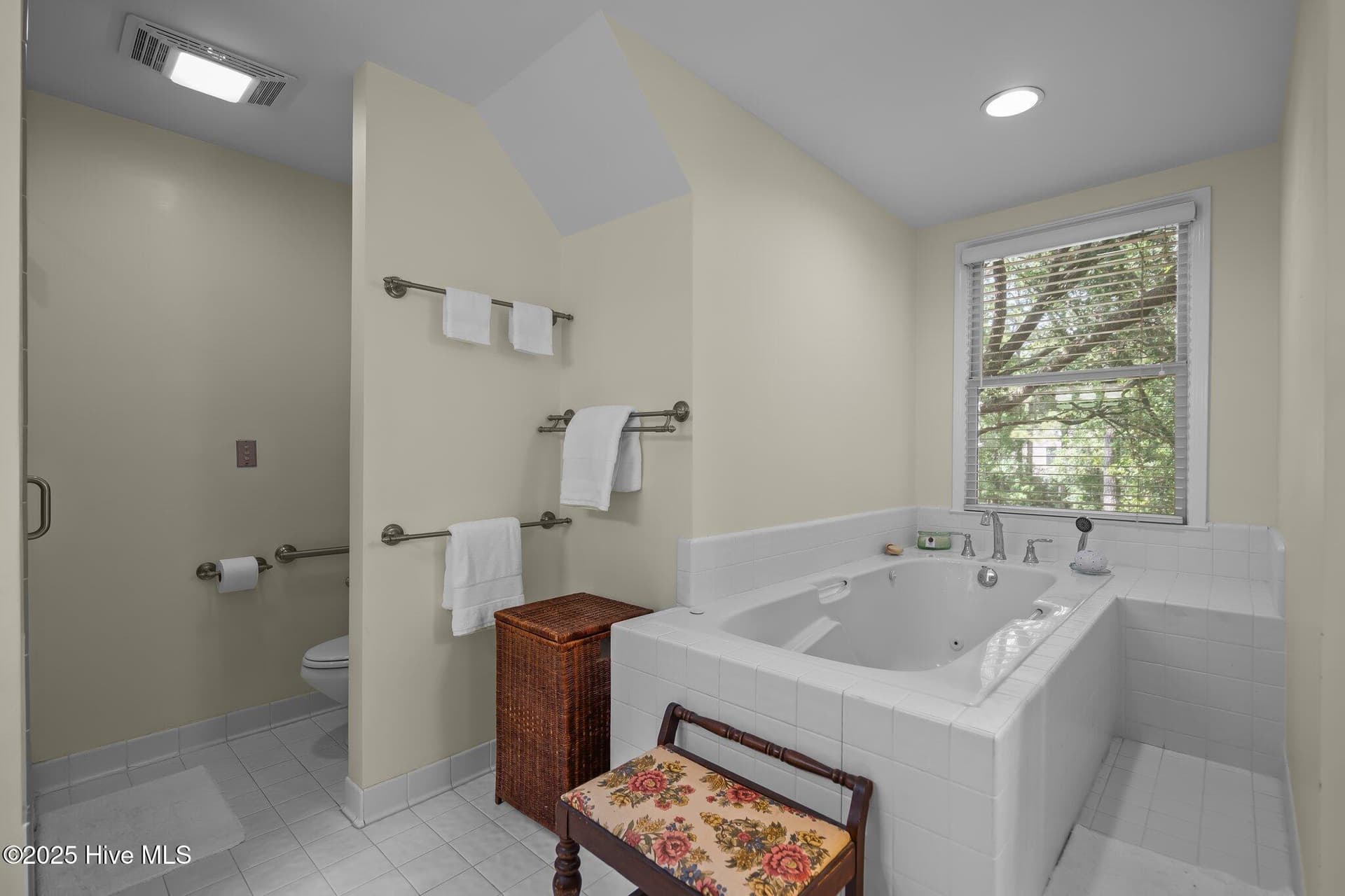 Jetted tub - 6212 Turtle Hall Drive, Wilmington, NC 28409
