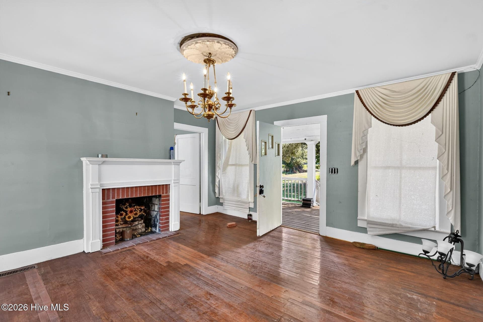 Family Room looking towards the front door - 436 Doctor Robinson Road, Bladenboro, NC 28320