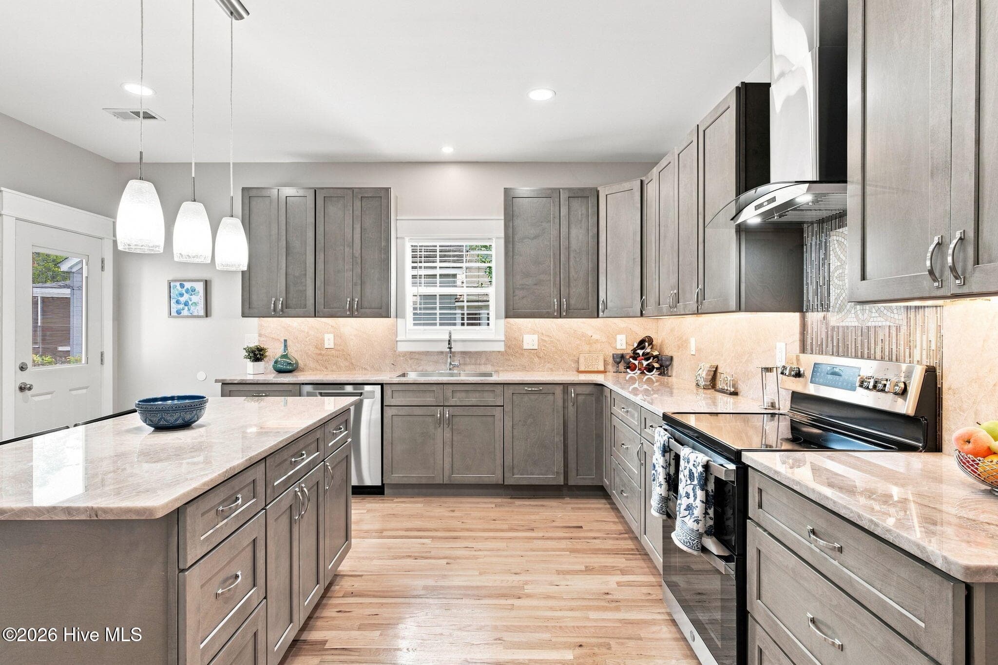 Single Family Residence at 512 Queen Street, Wilmington, NC 28401, photo 52 of 95