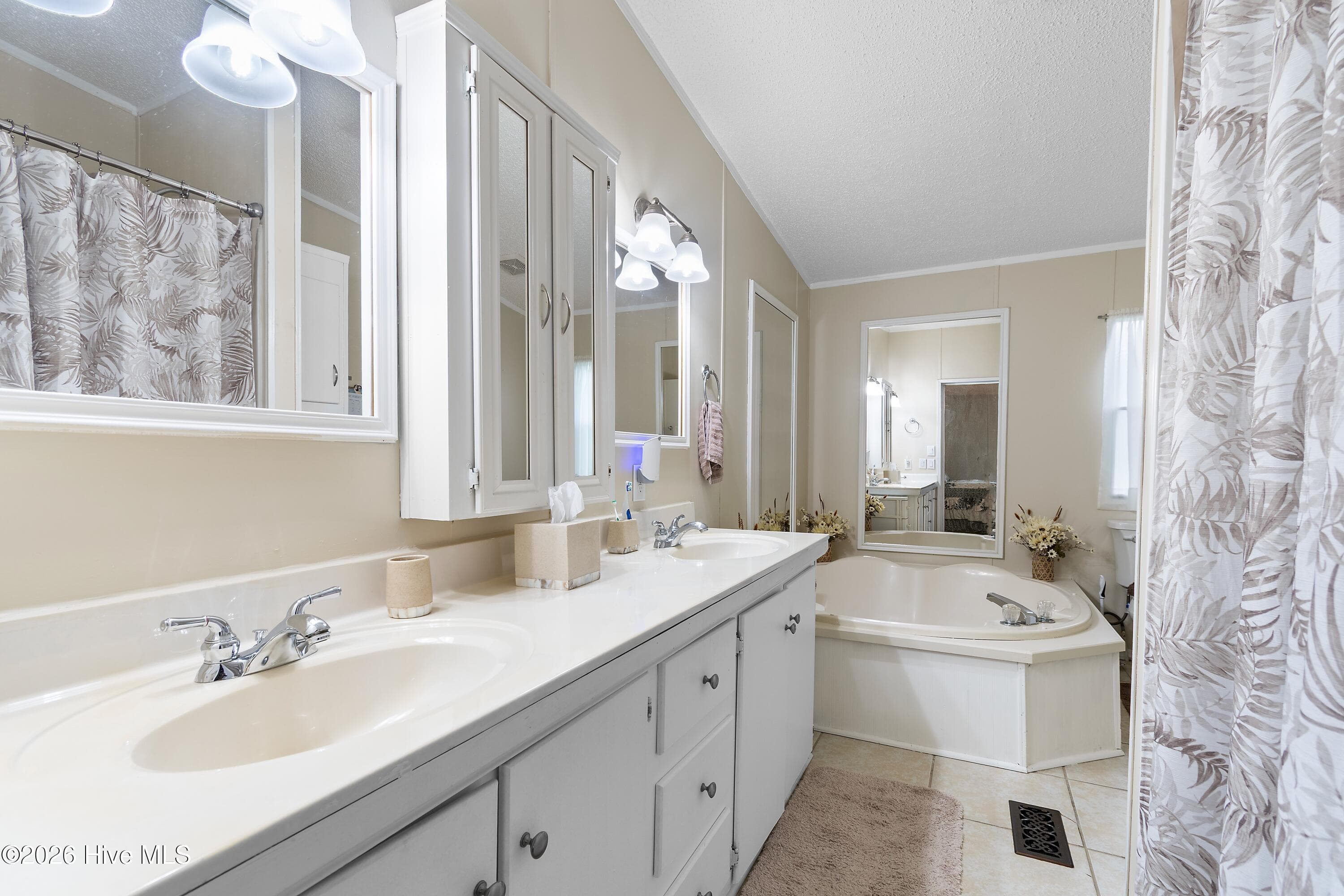 Manufactured Home at 1109 Nautical Lane SW, Calabash, NC 28467, photo 19 of 34