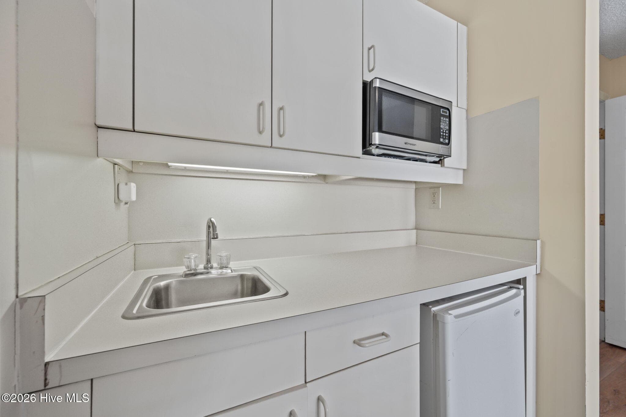 Separate Suite Kitchenette - 790 New River Inlet Road 320b, North Topsail Beach, NC 28460
