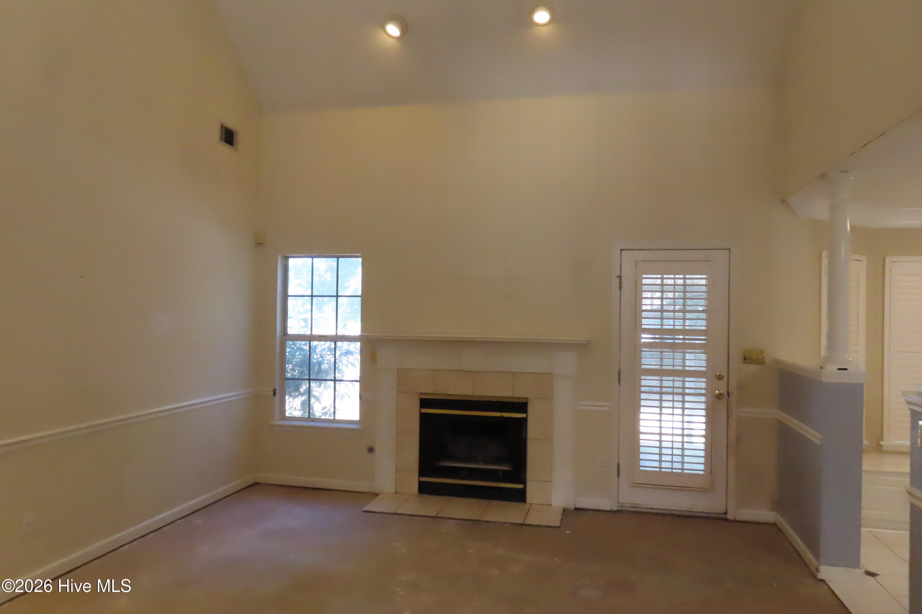 Greatroom with vaulted ceiling and gas fireplace. - 492 Granite Point, Augusta, GA 30907