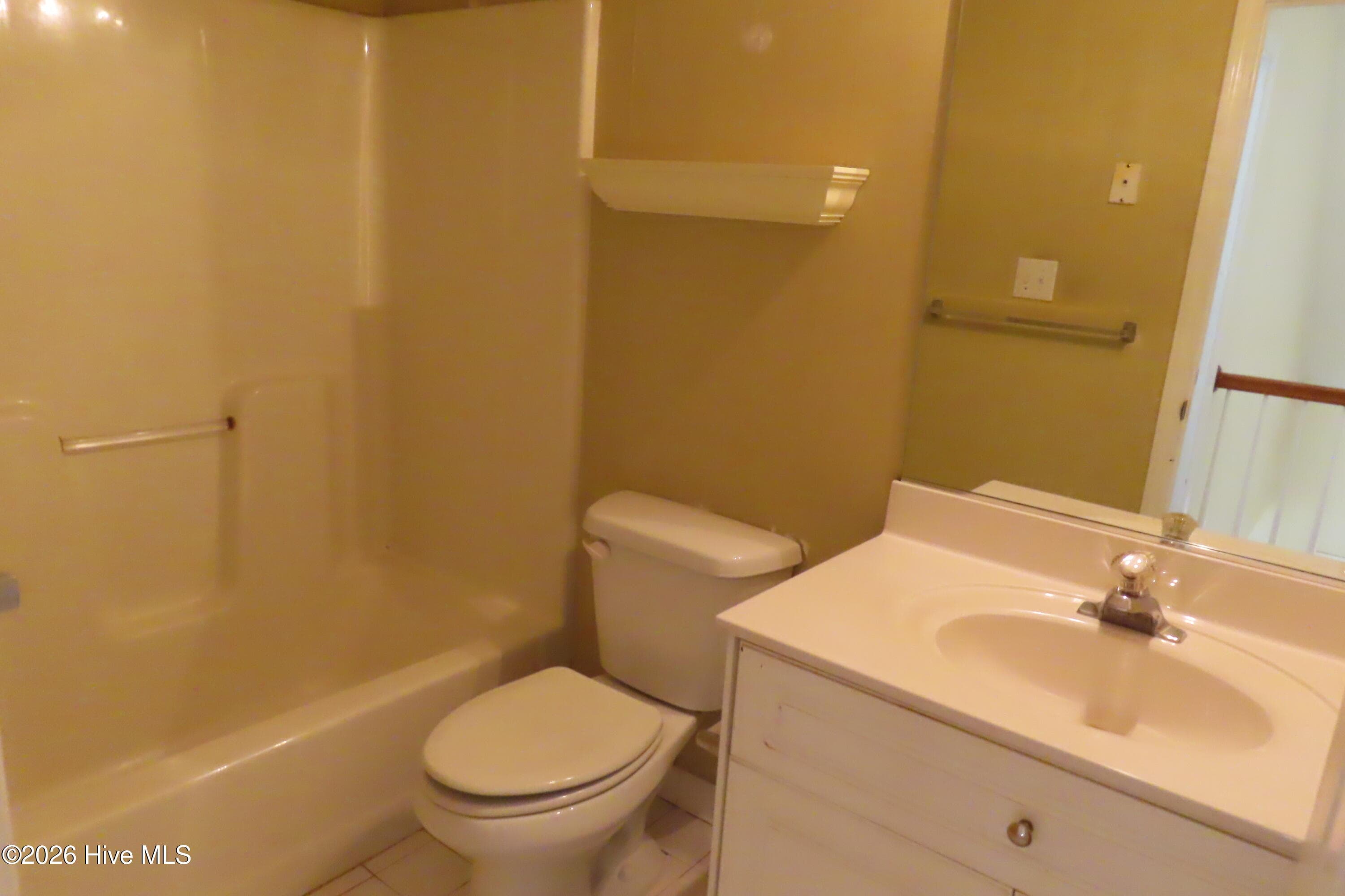 Upstairs Hall bath - 492 Granite Point, Augusta, GA 30907