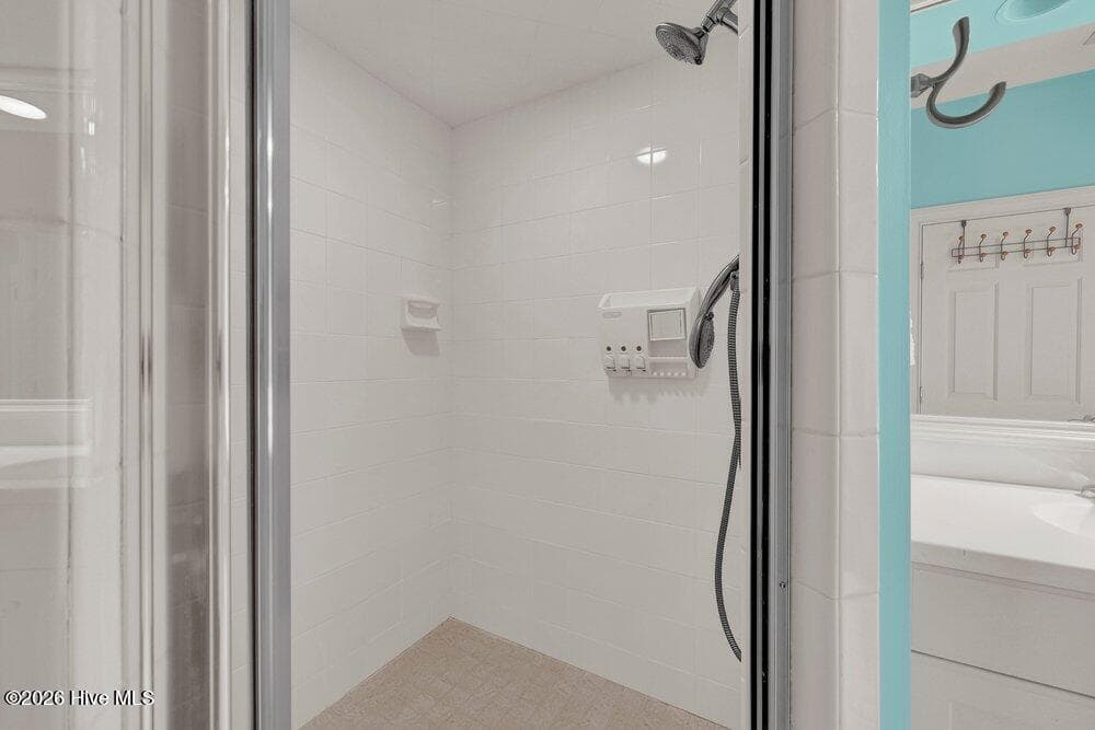 Upstairs full bath - 1609 Dijon Drive, Wilmington, NC 28405