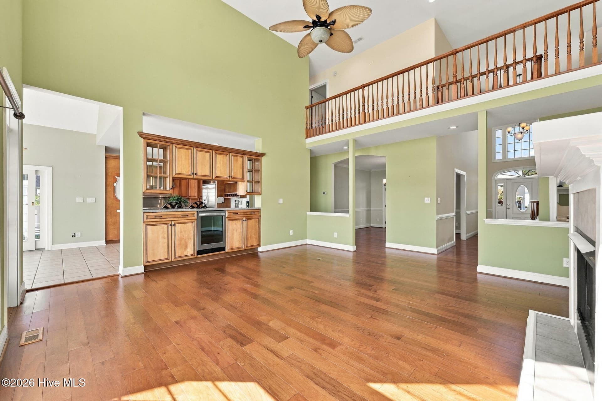 dry bar and two story ceilings - 105 Magens Court W, Cedar Point, NC 28584
