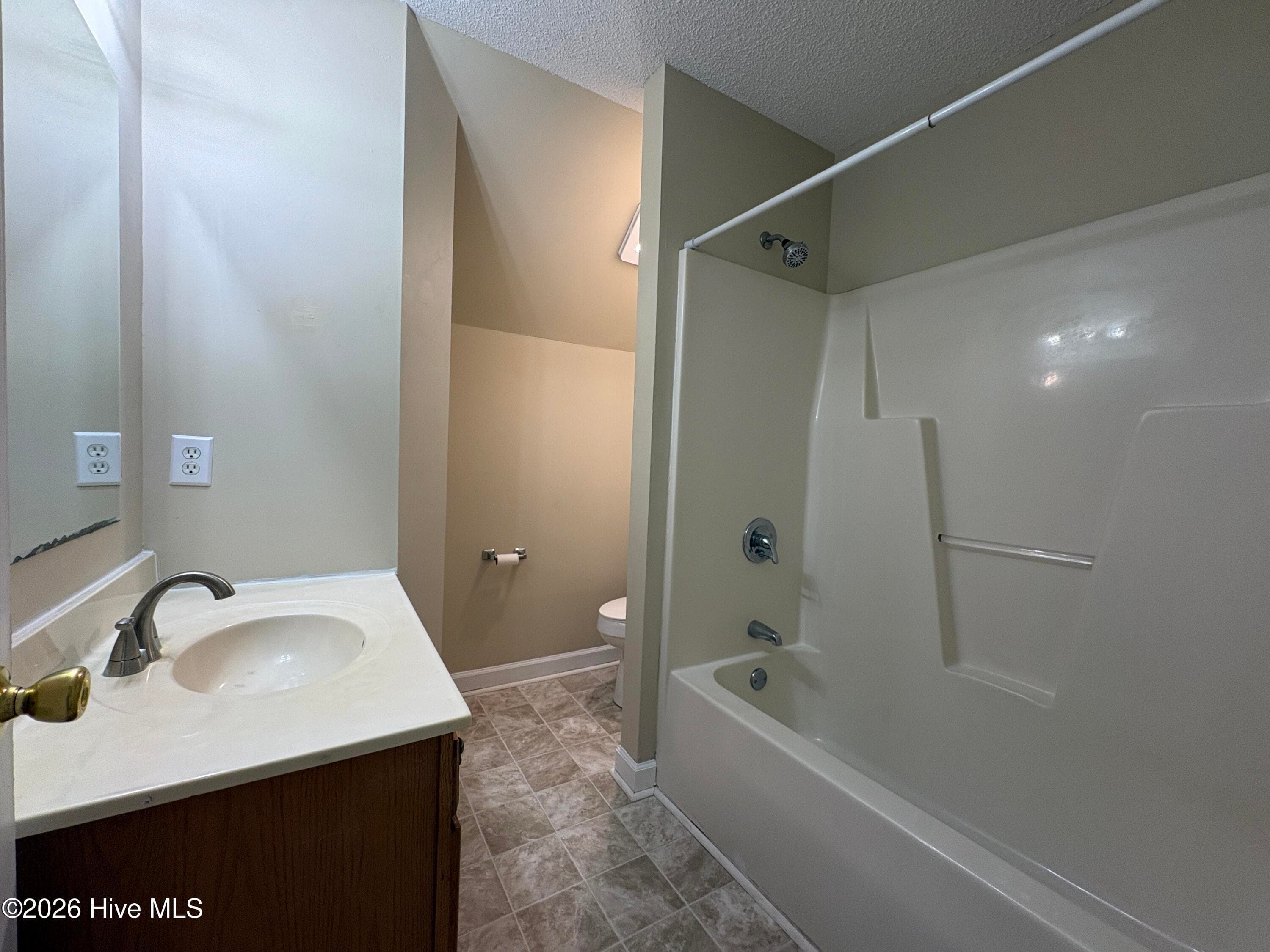 Hall bathroom with tub - 2992 Market St Ex Ext, Washington, NC 27889