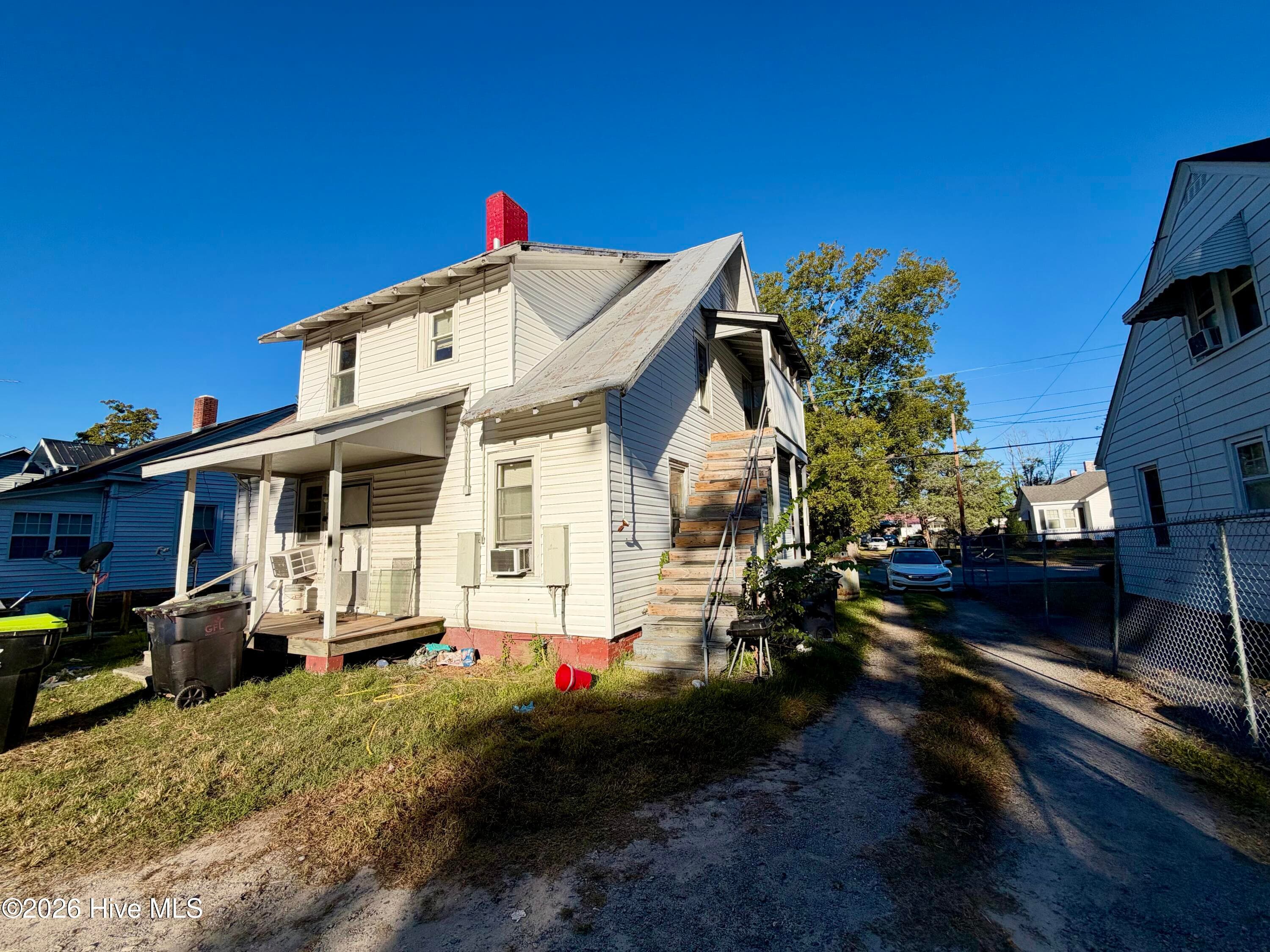 Duplex at 507 Warren Street, Williamston, NC 27892, photo 2 of 25