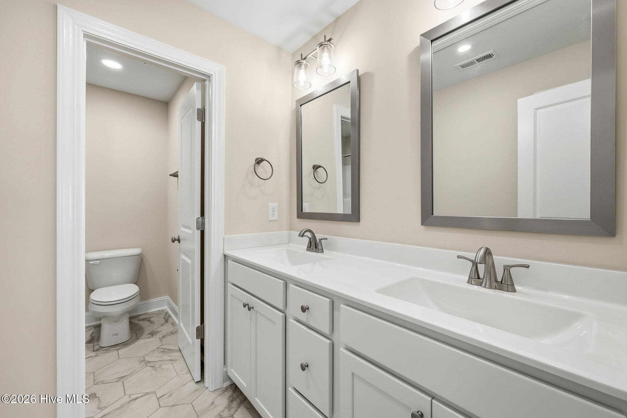 Full bath upstairs / total of 3.5 baths - 1005 Finn Court, Greenville, NC 27834